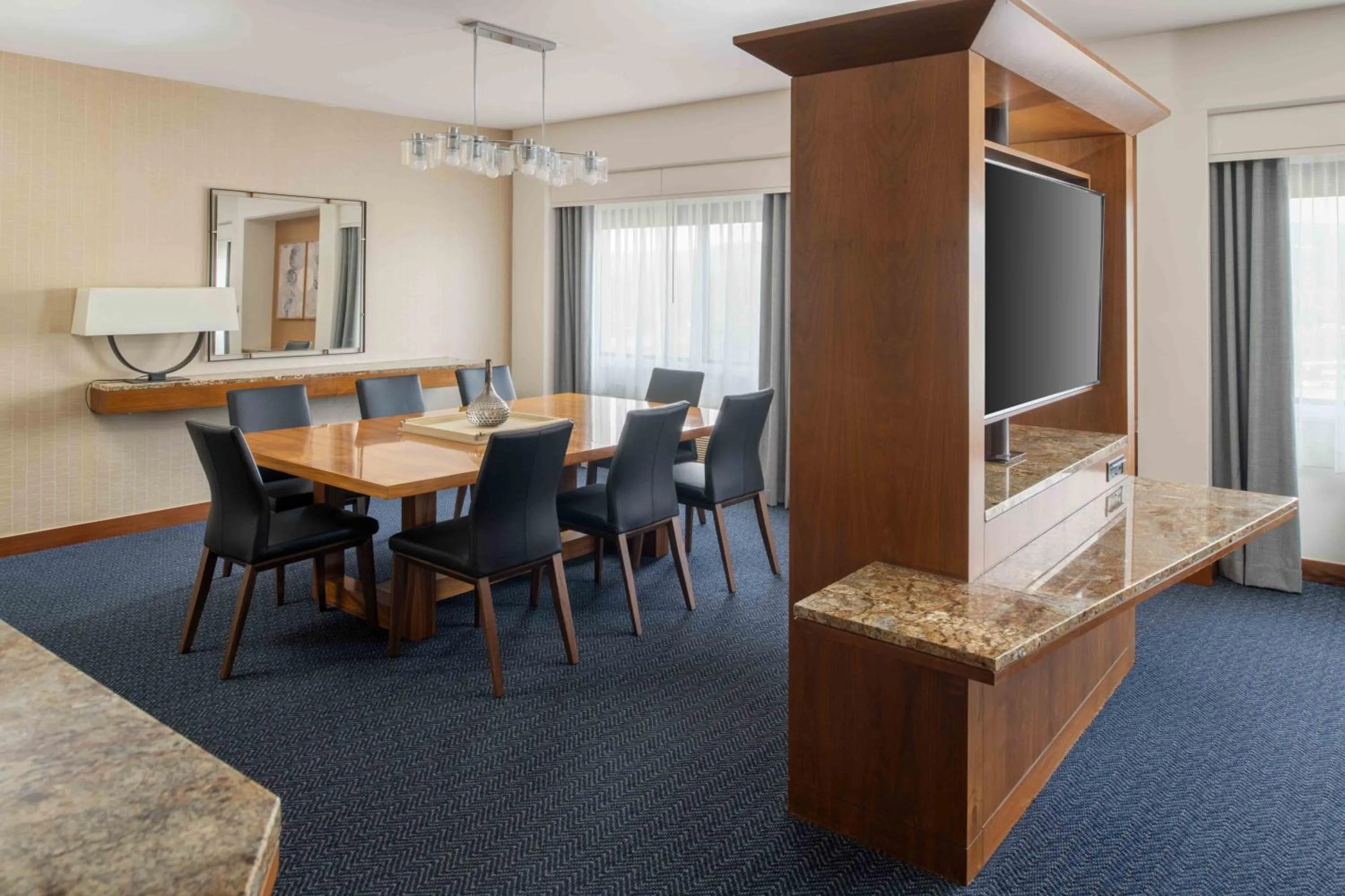 Dining area in DoubleTree by Hilton San Francisco Airport