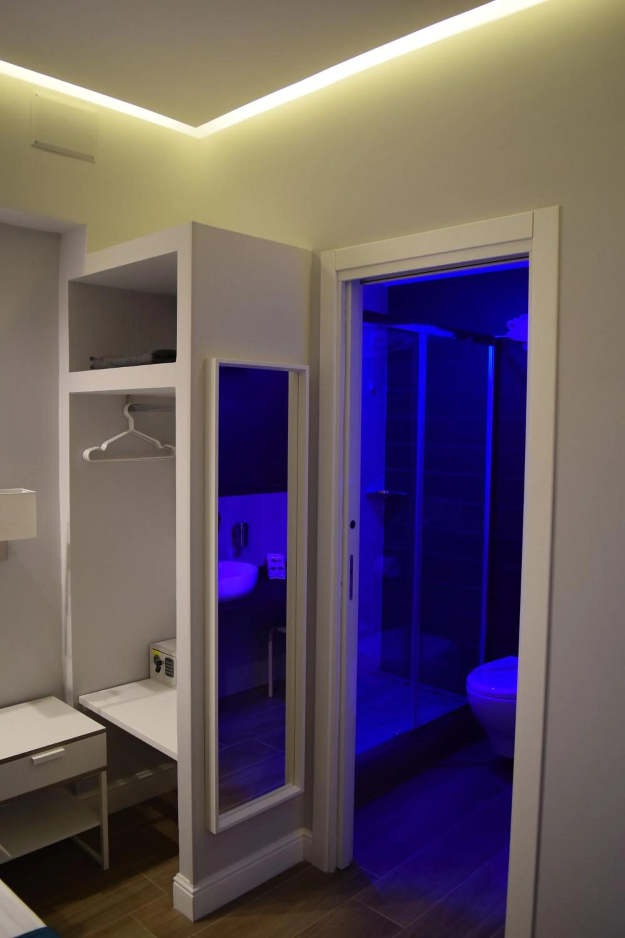 Shower, Bed in Gea suite