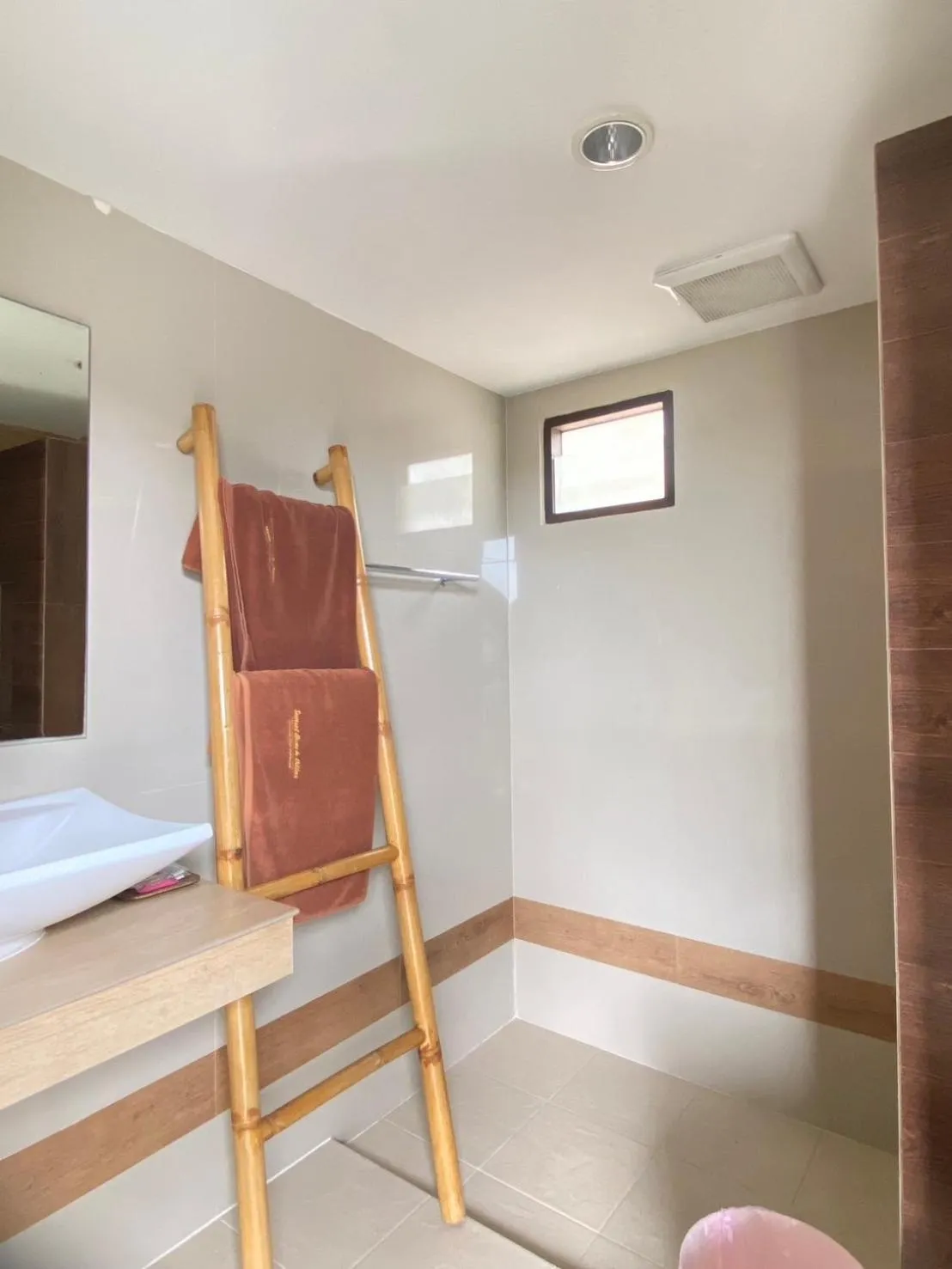Bathroom, Bed in Sunset Beach Villas