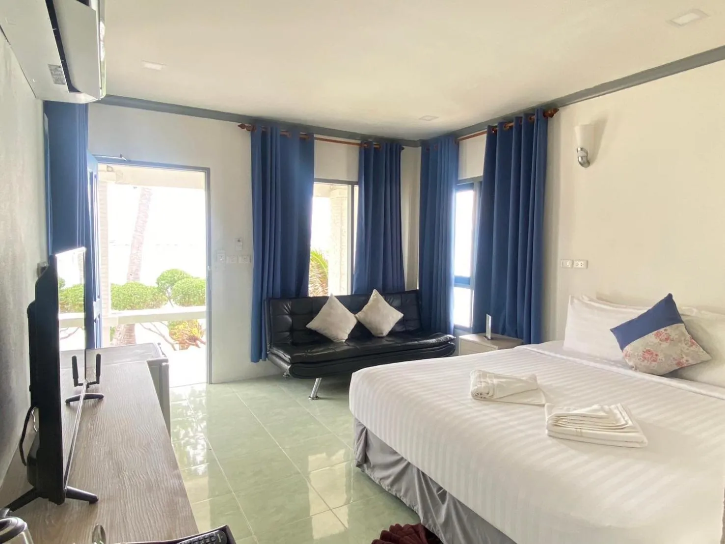 Bed in Sunset Beach Villas