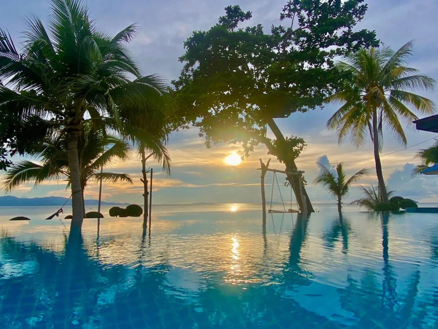 Swimming pool in Sunset Beach Villas