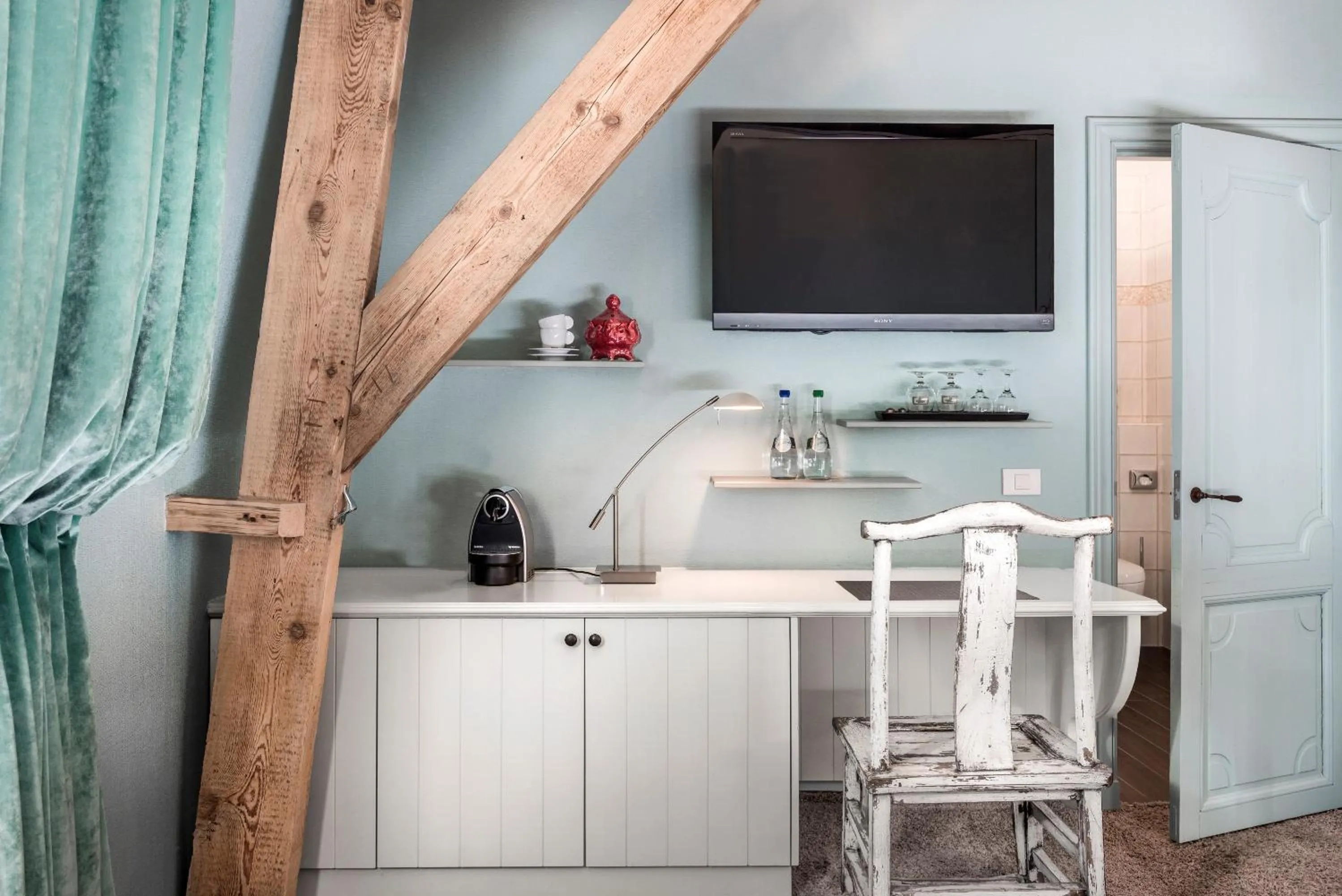 Coffee/tea facilities in Main Street Hotel