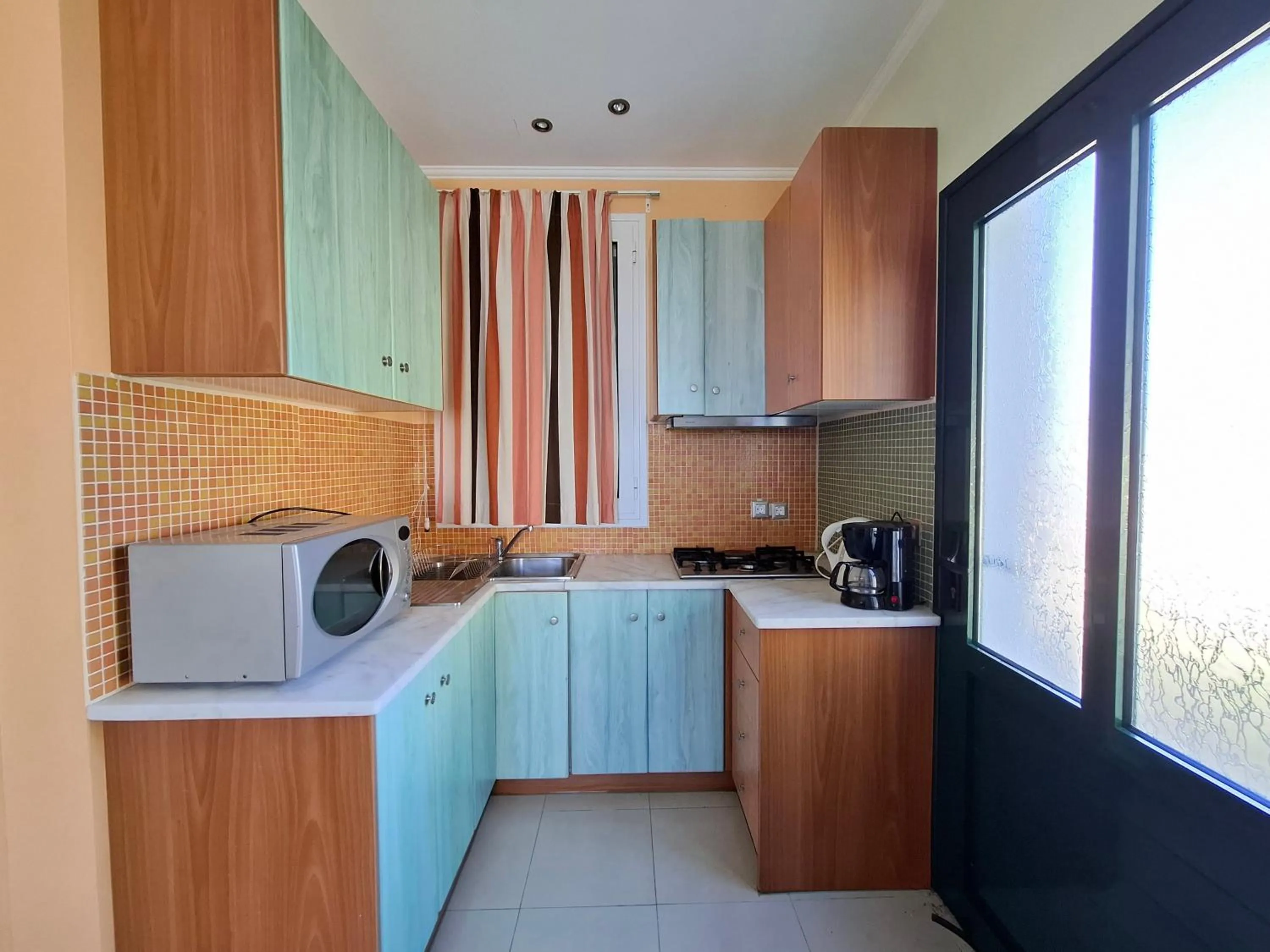 Coffee/tea facilities in Sunrise Inn