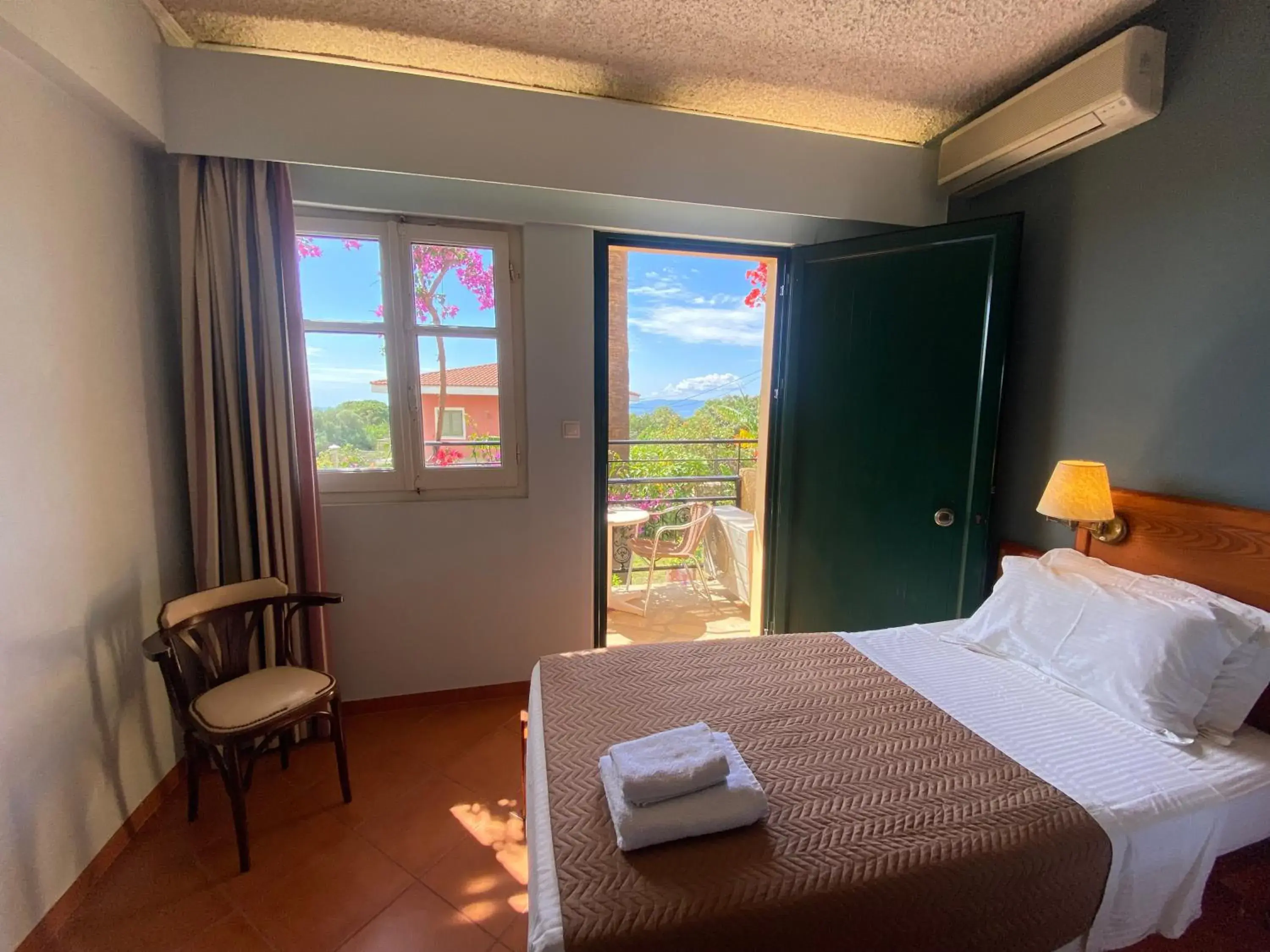 Triple Room with Garden View in Sunrise Inn Triple Room with Garden View in Sunrise Inn