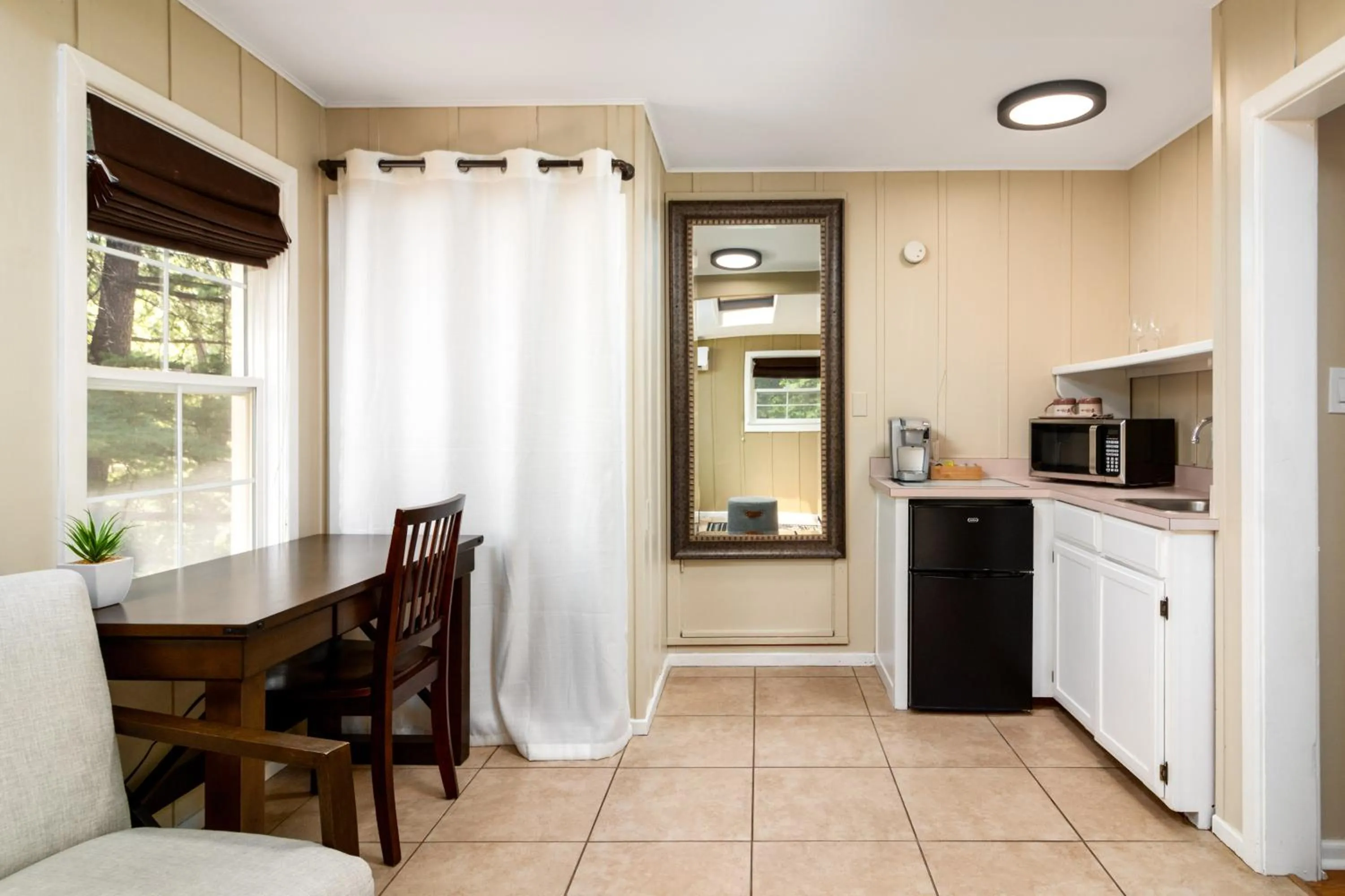 Kitchen or kitchenette in Prescott Pines Inn