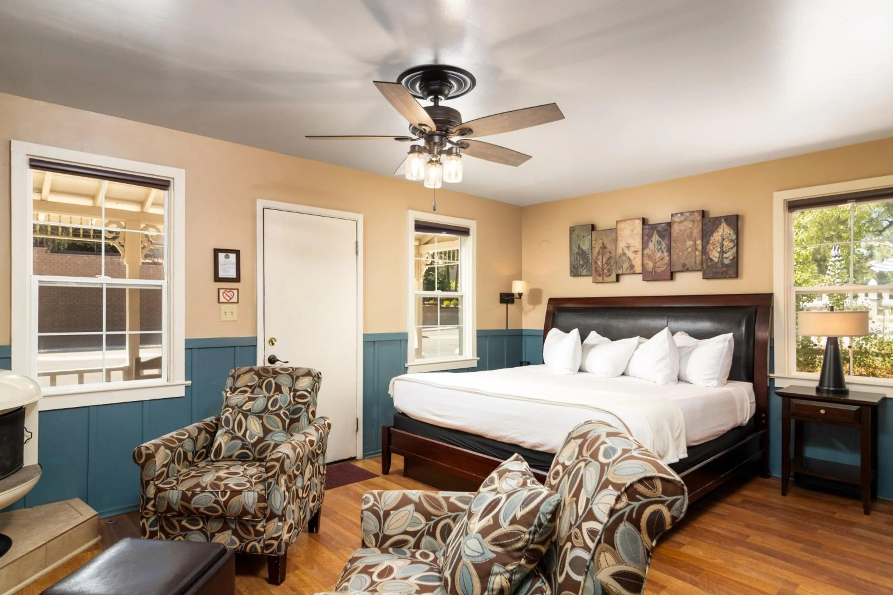 Bed in Prescott Pines Inn