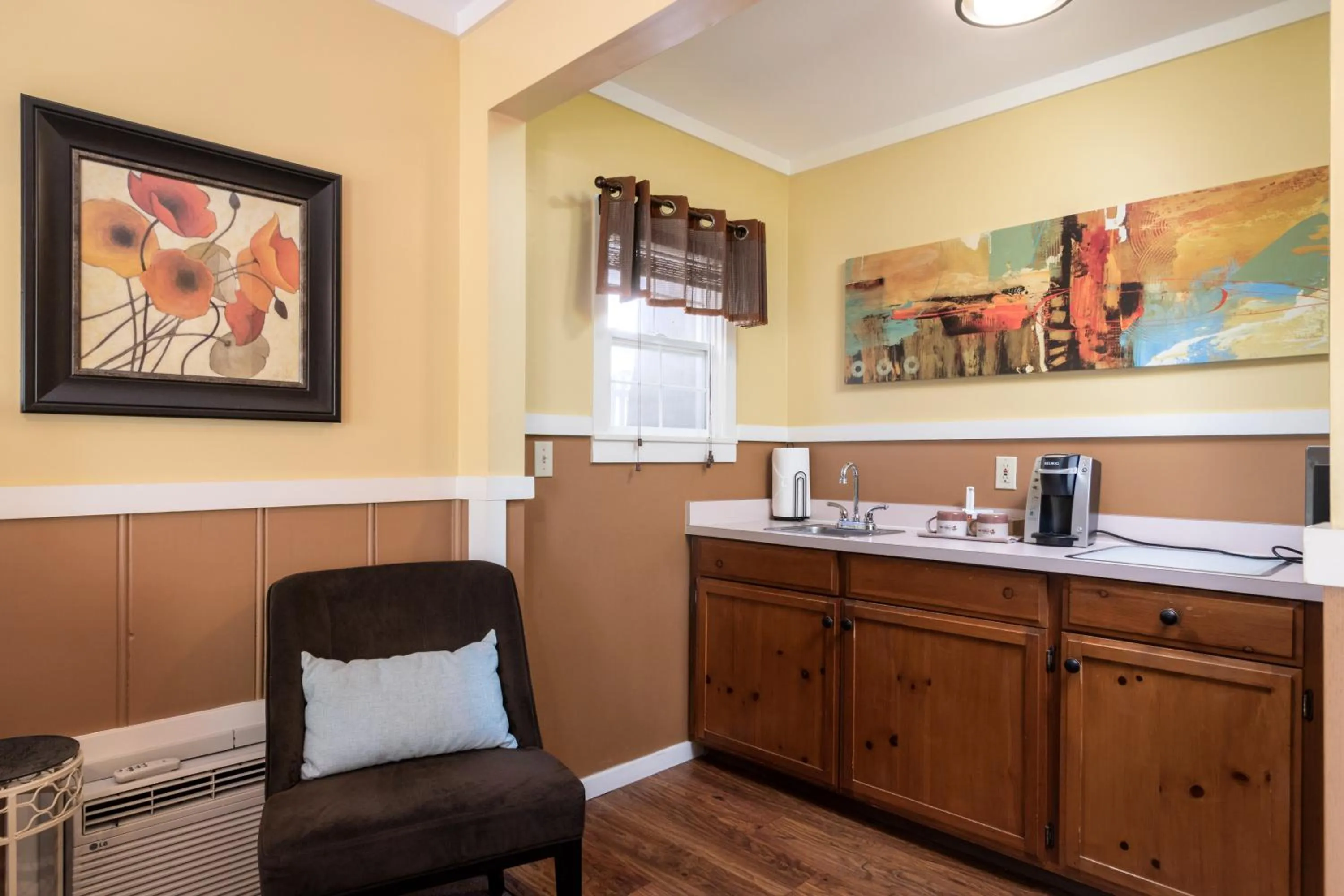 Coffee/tea facilities in Prescott Pines Inn