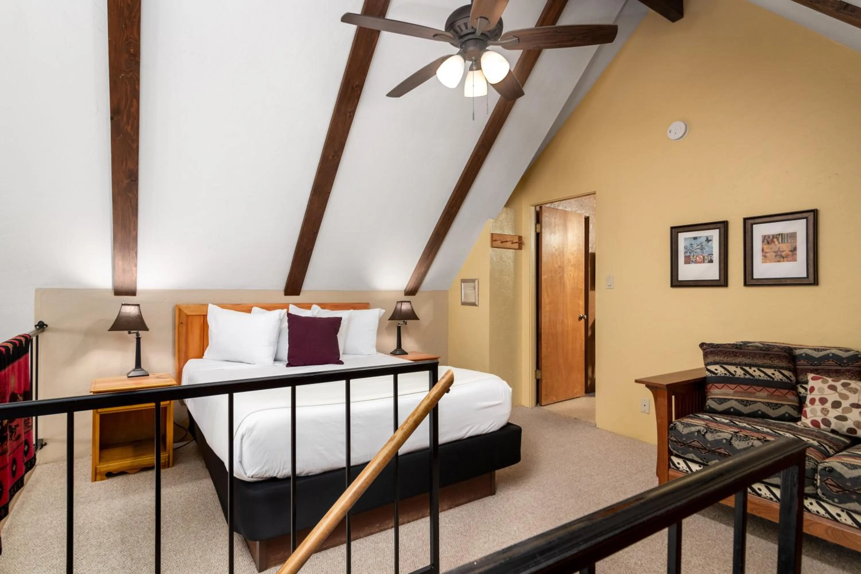 Bed in Prescott Pines Inn