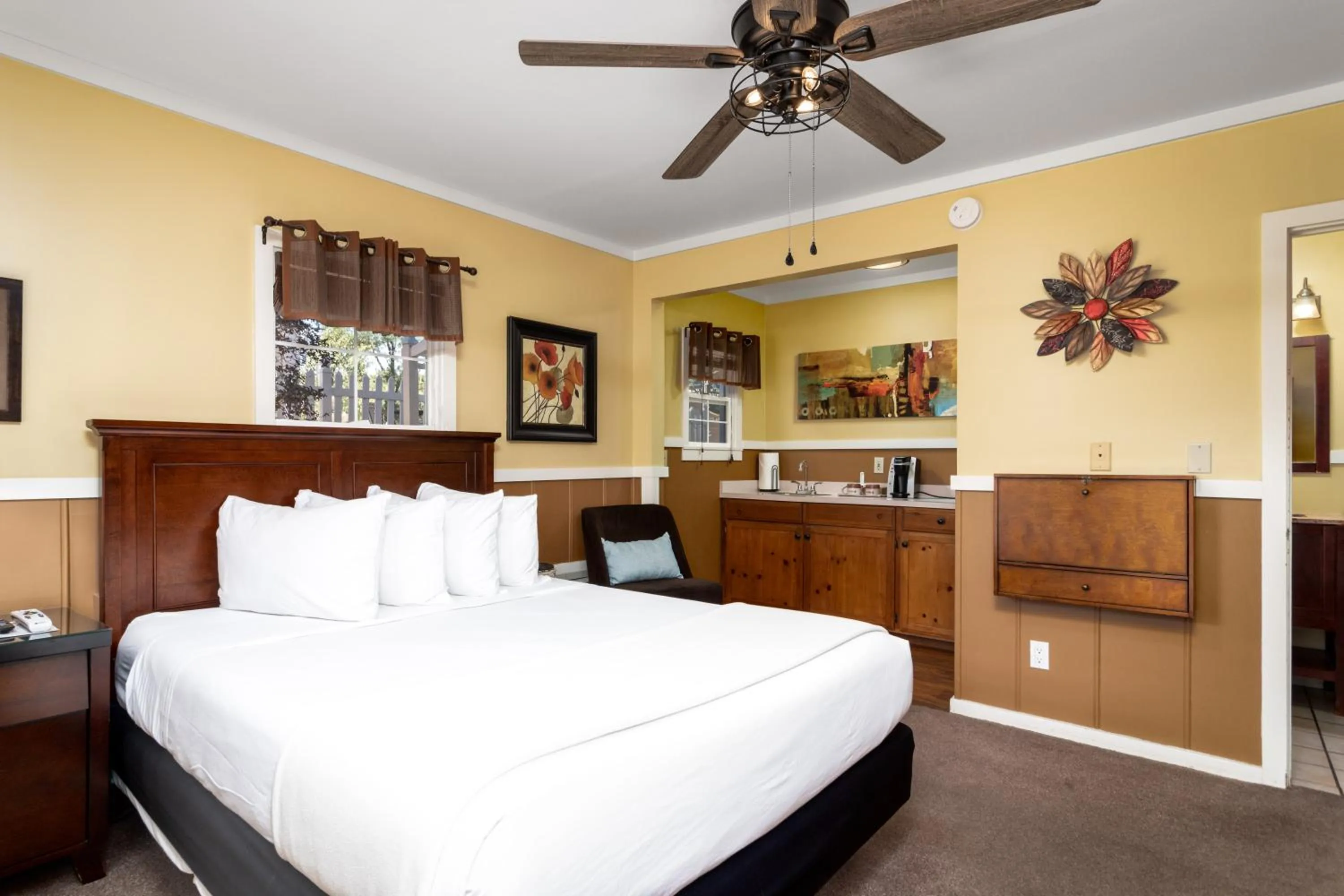 Bed in Prescott Pines Inn