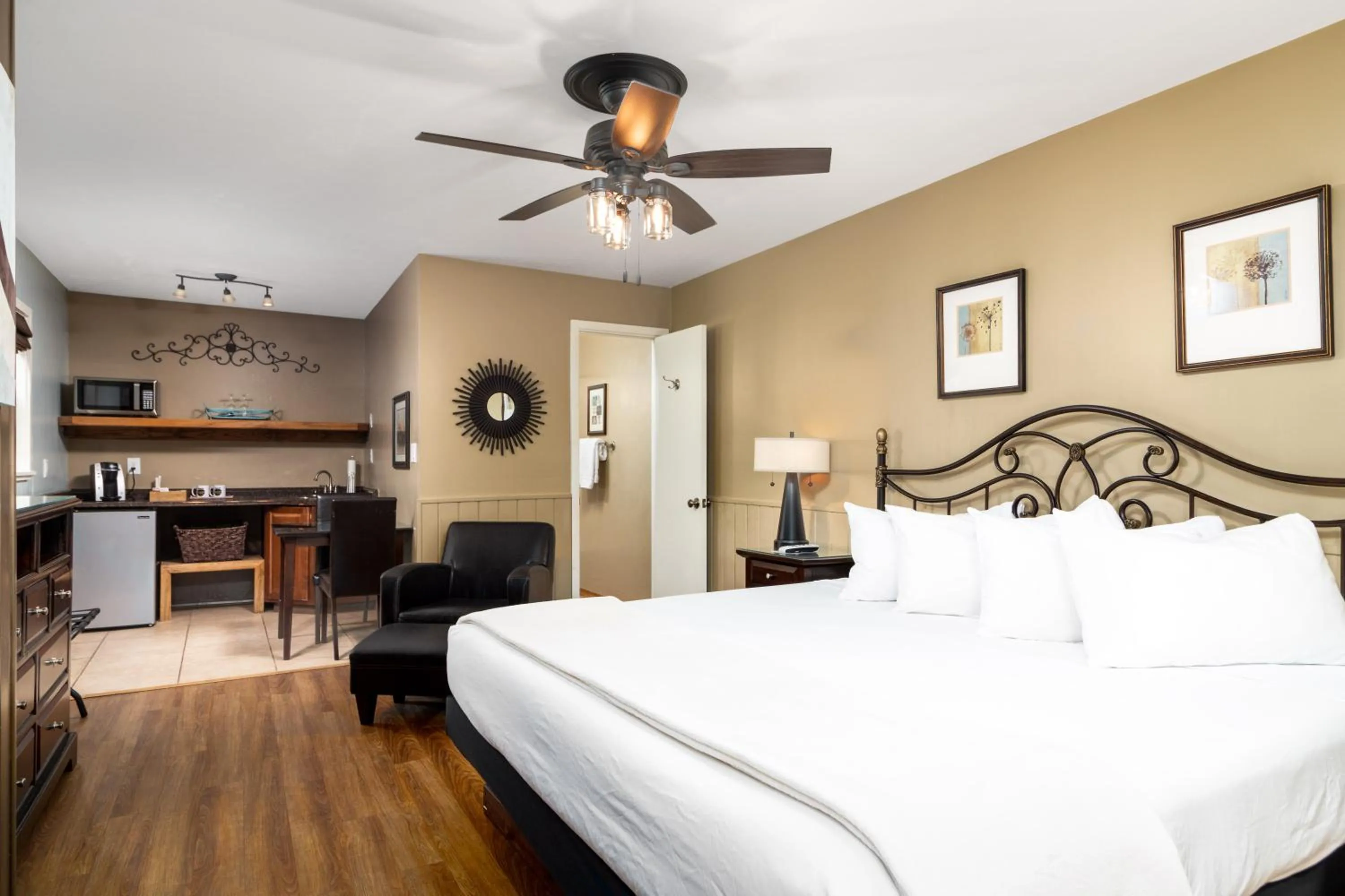 Bed in Prescott Pines Inn