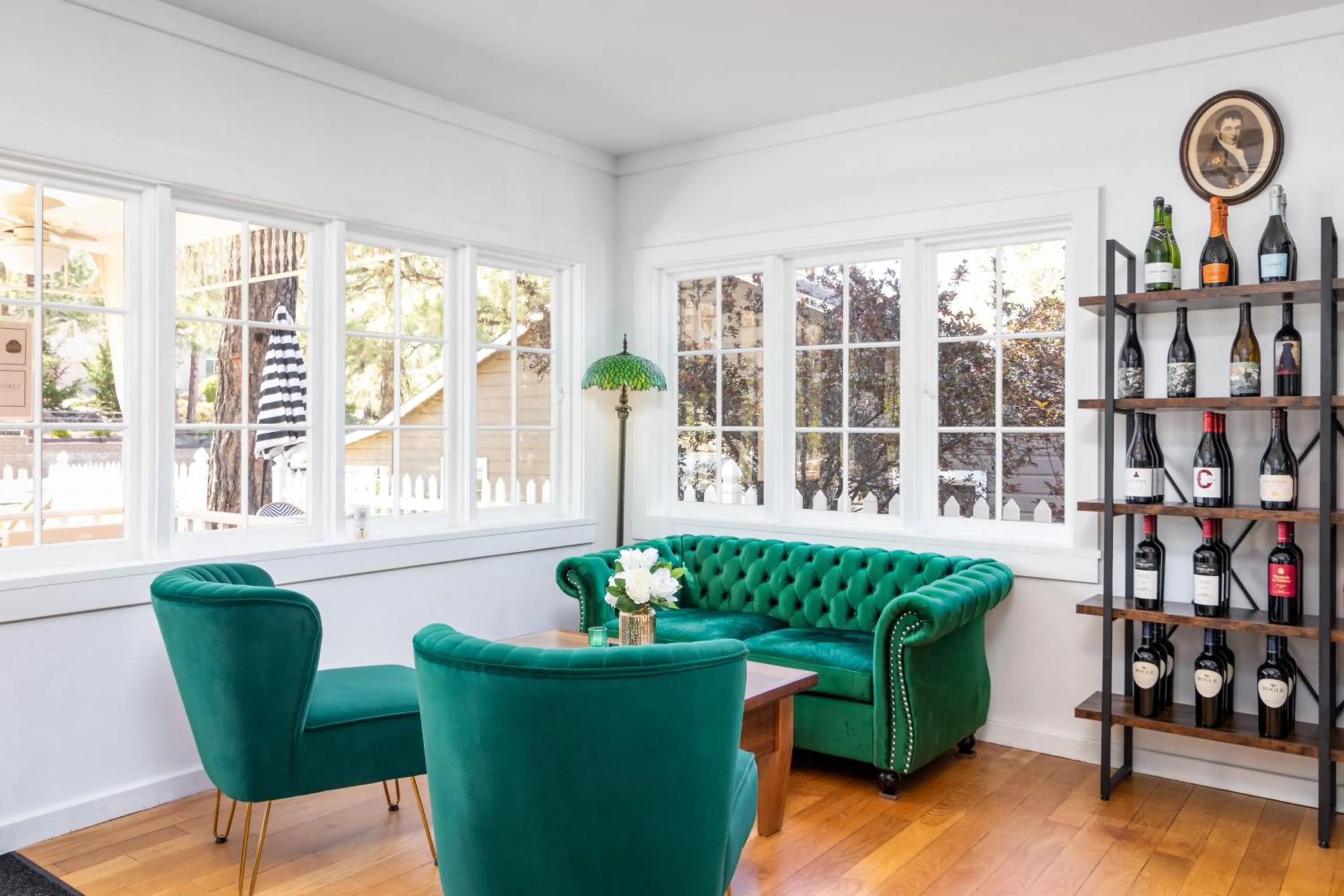 Lounge or bar in Prescott Pines Inn