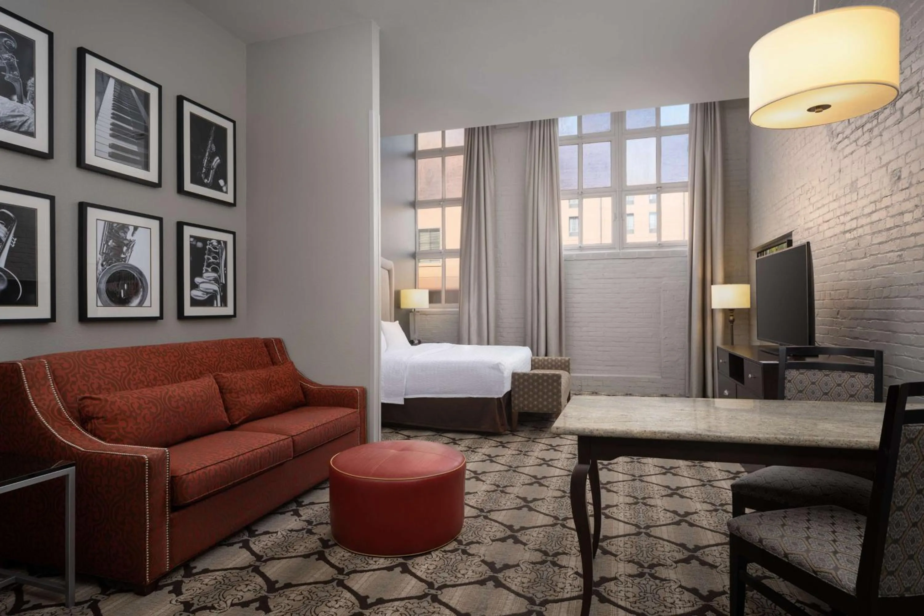 Living room, Bed in Hampton Inn and Suites New Orleans Convention Center