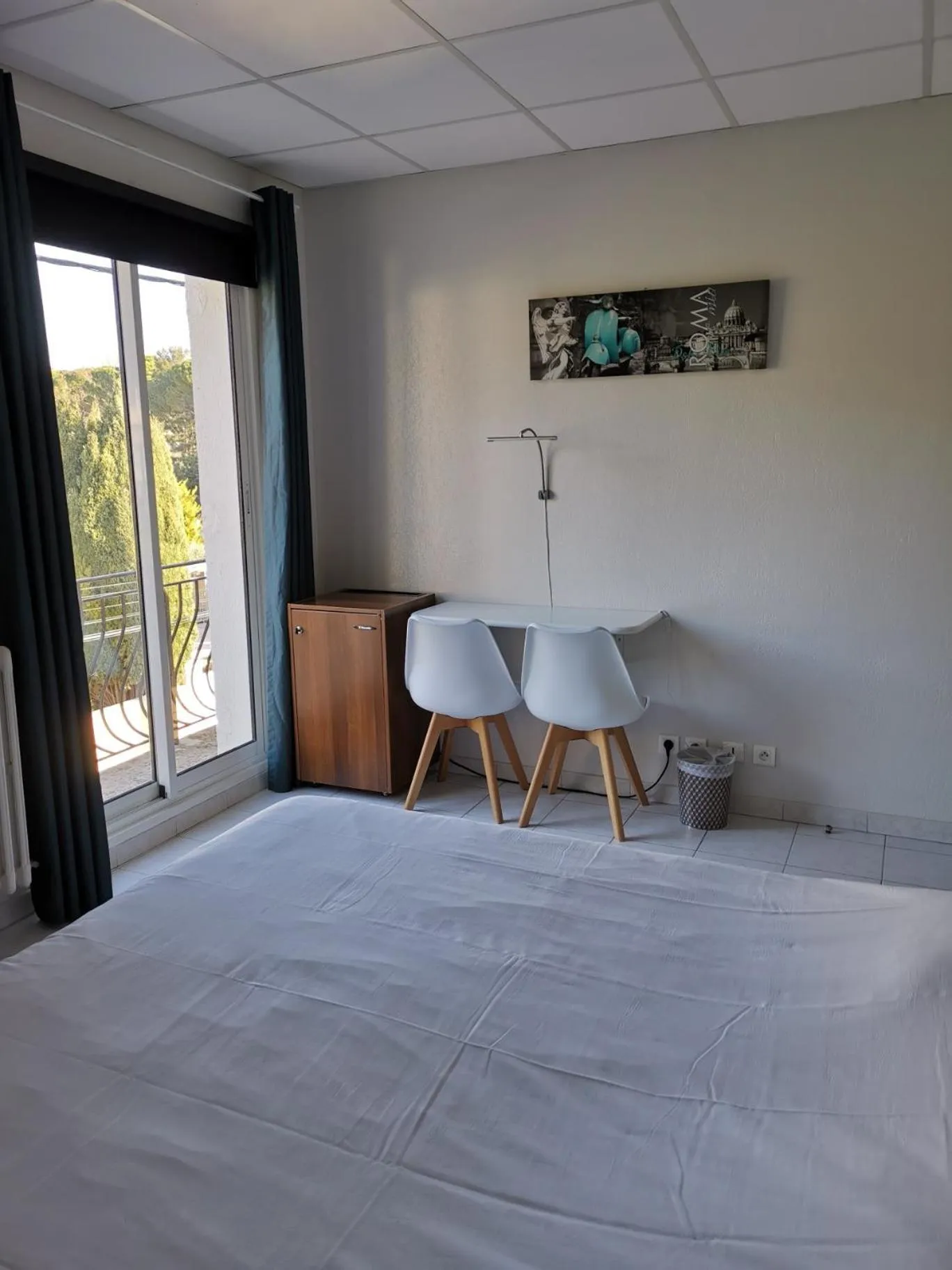 Photo of the whole room, Bed in Carry Hotel