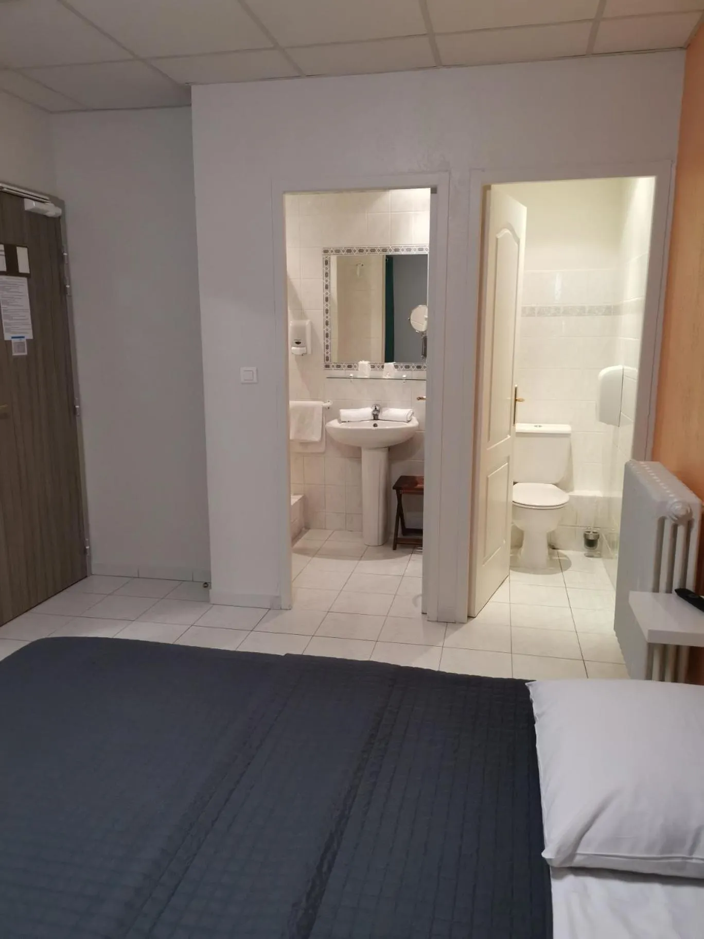 Bathroom, Bed in Carry Hotel