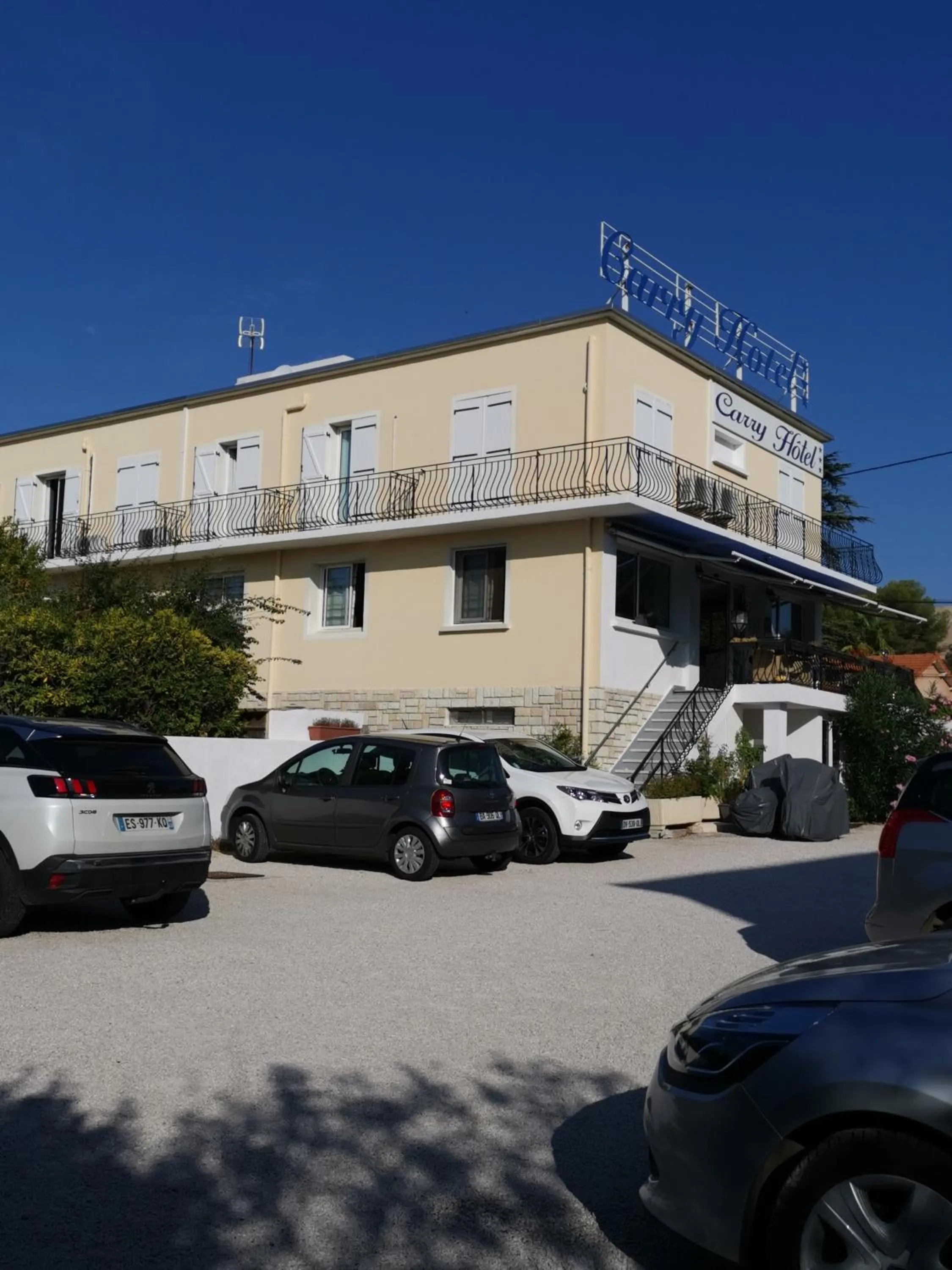 Facade/entrance in Carry Hotel