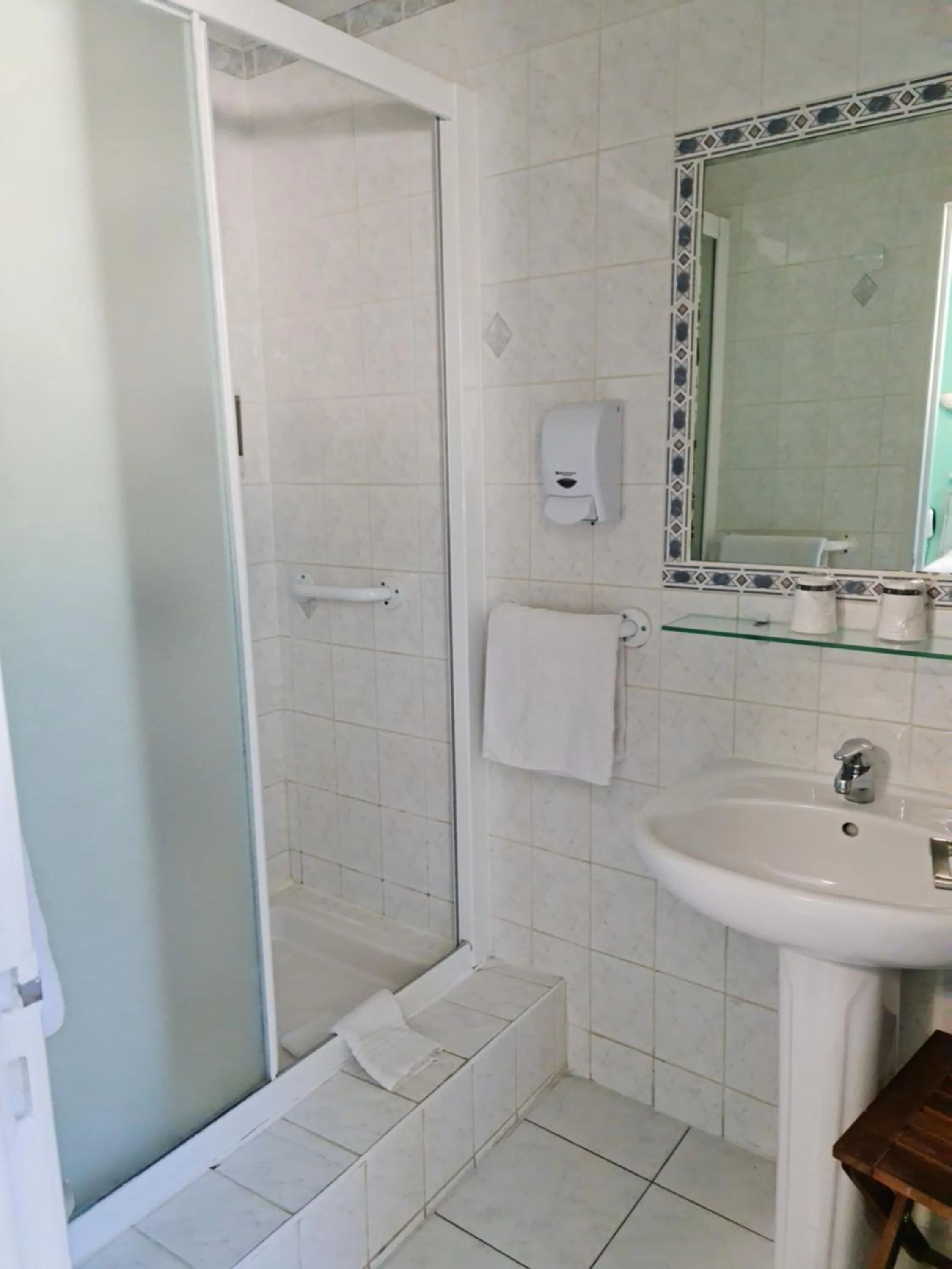 Shower in Carry Hotel