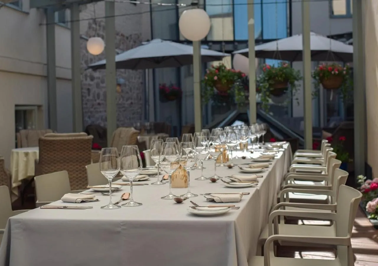 Restaurant/places to eat in Antonius Hotel