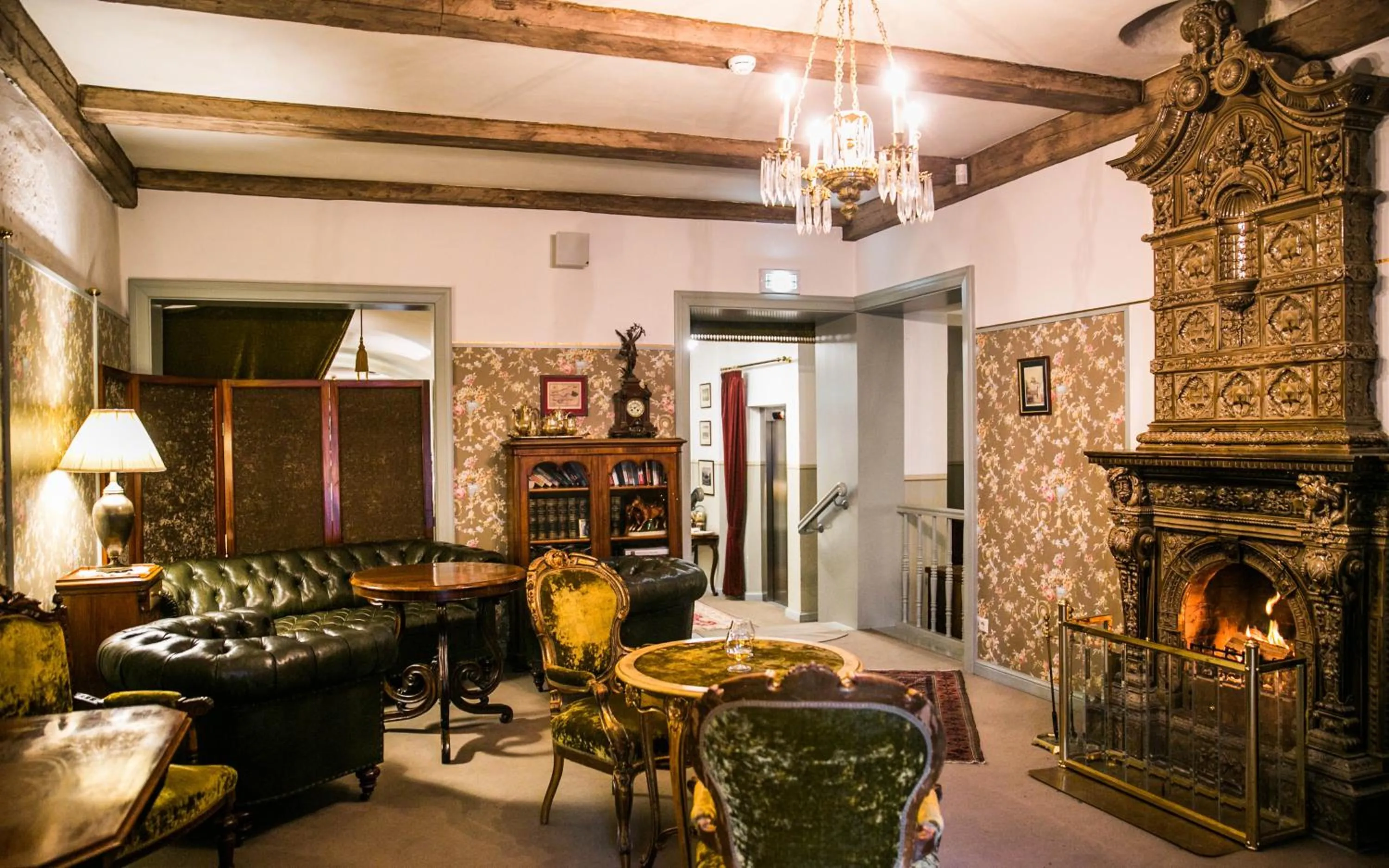 Communal lounge/ TV room in Antonius Hotel