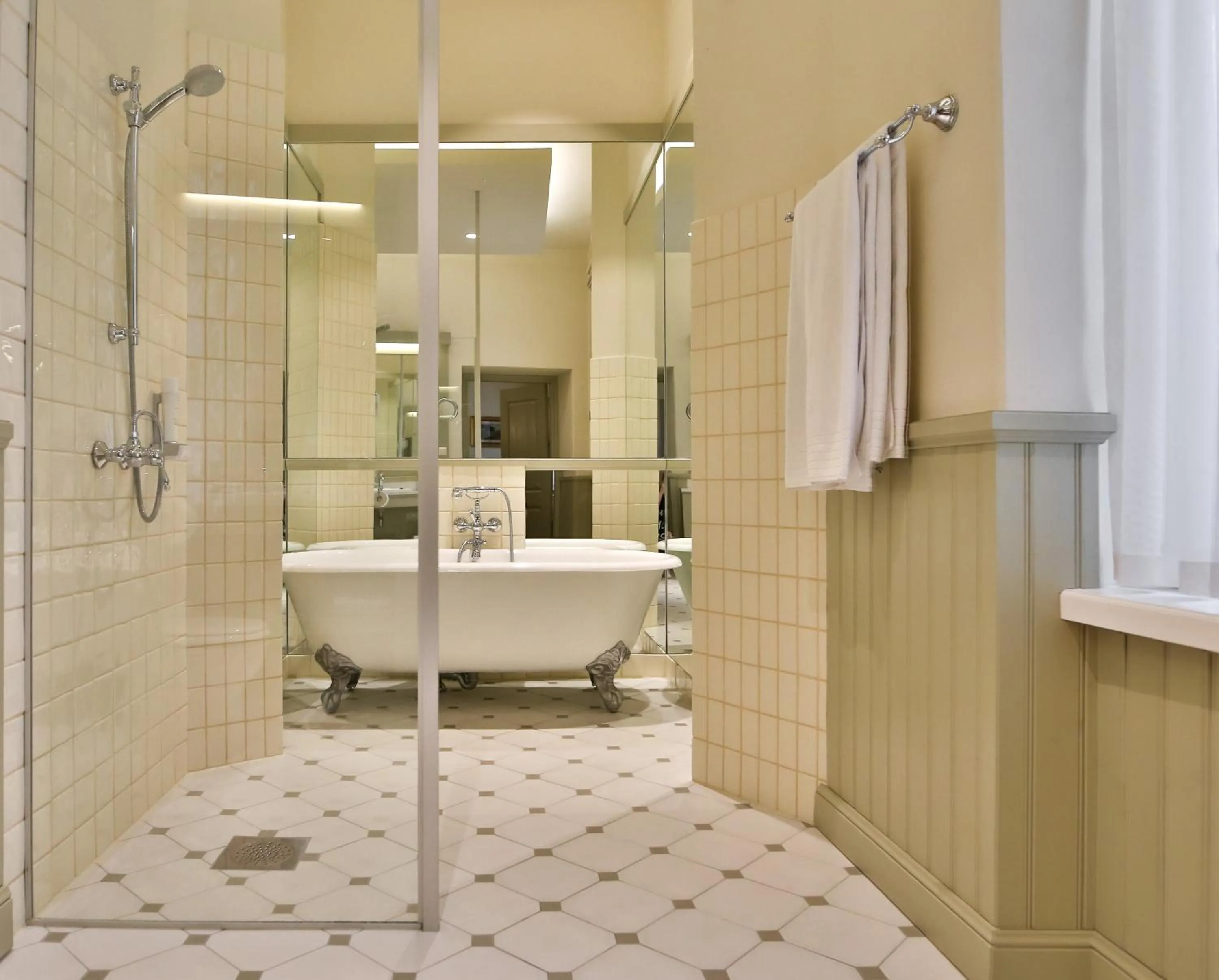 Toilet in Antonius Hotel