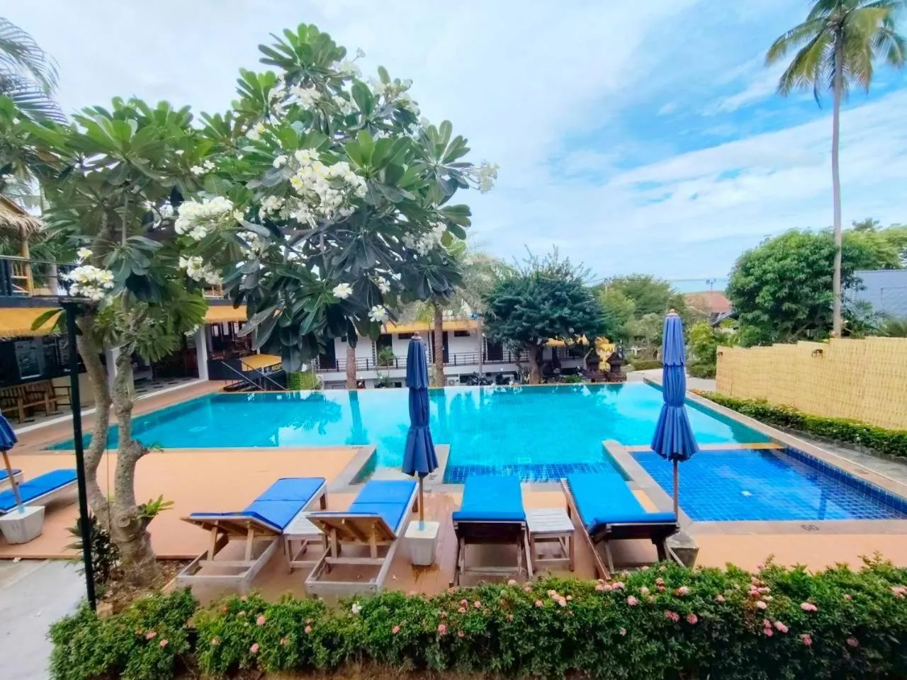 Swimming pool in Sasitara Residence