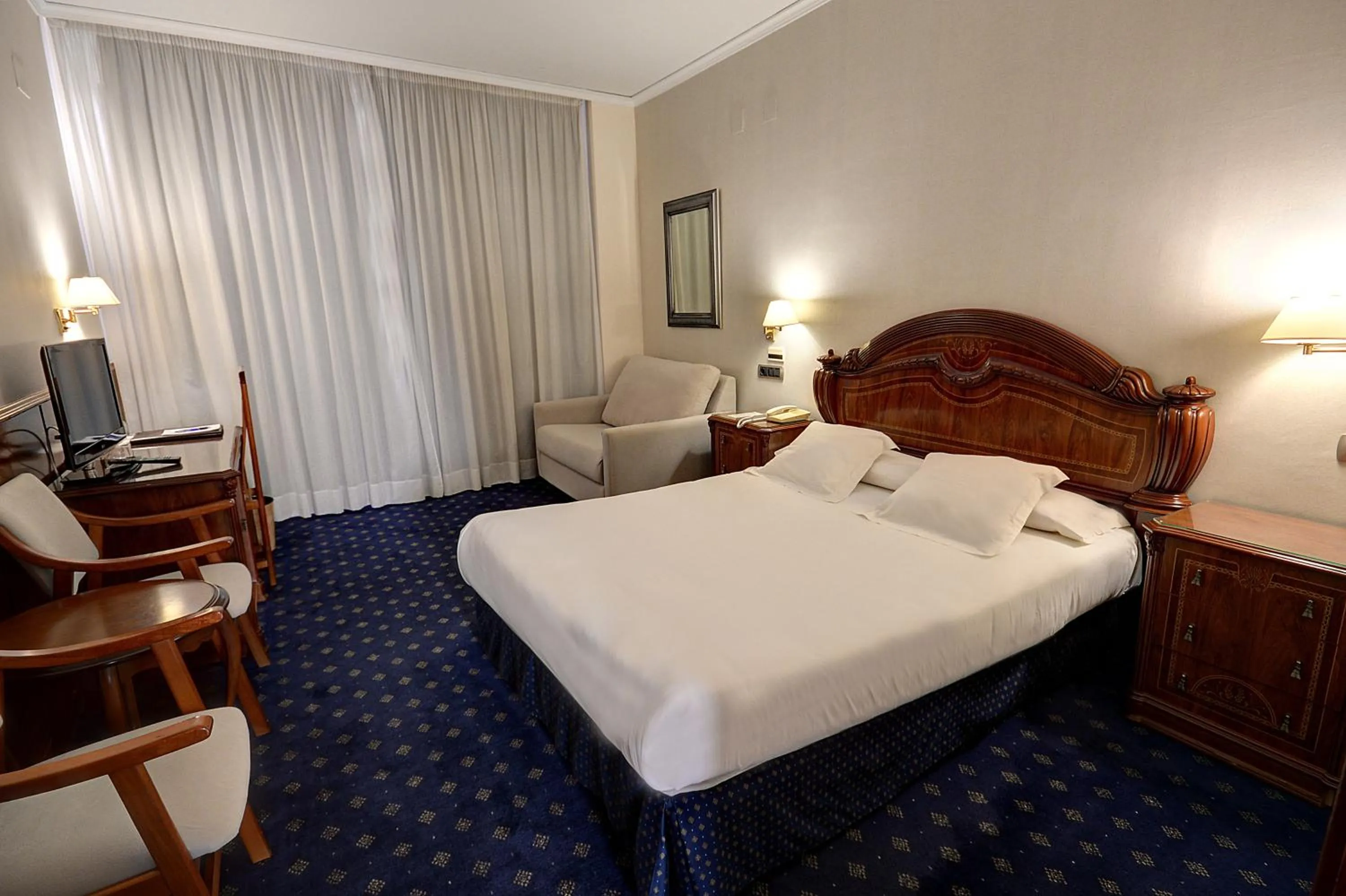 Bedroom, Bed in Hotel Vila-real Palace