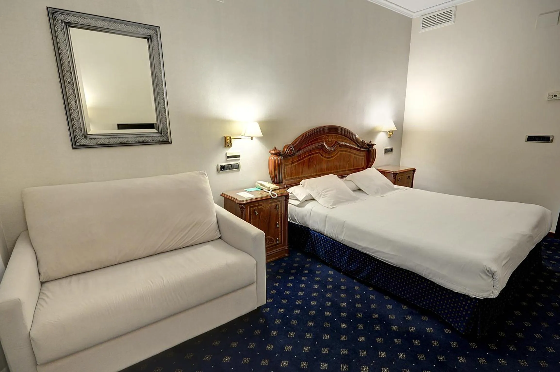 Bedroom, Bed in Hotel Vila-real Palace