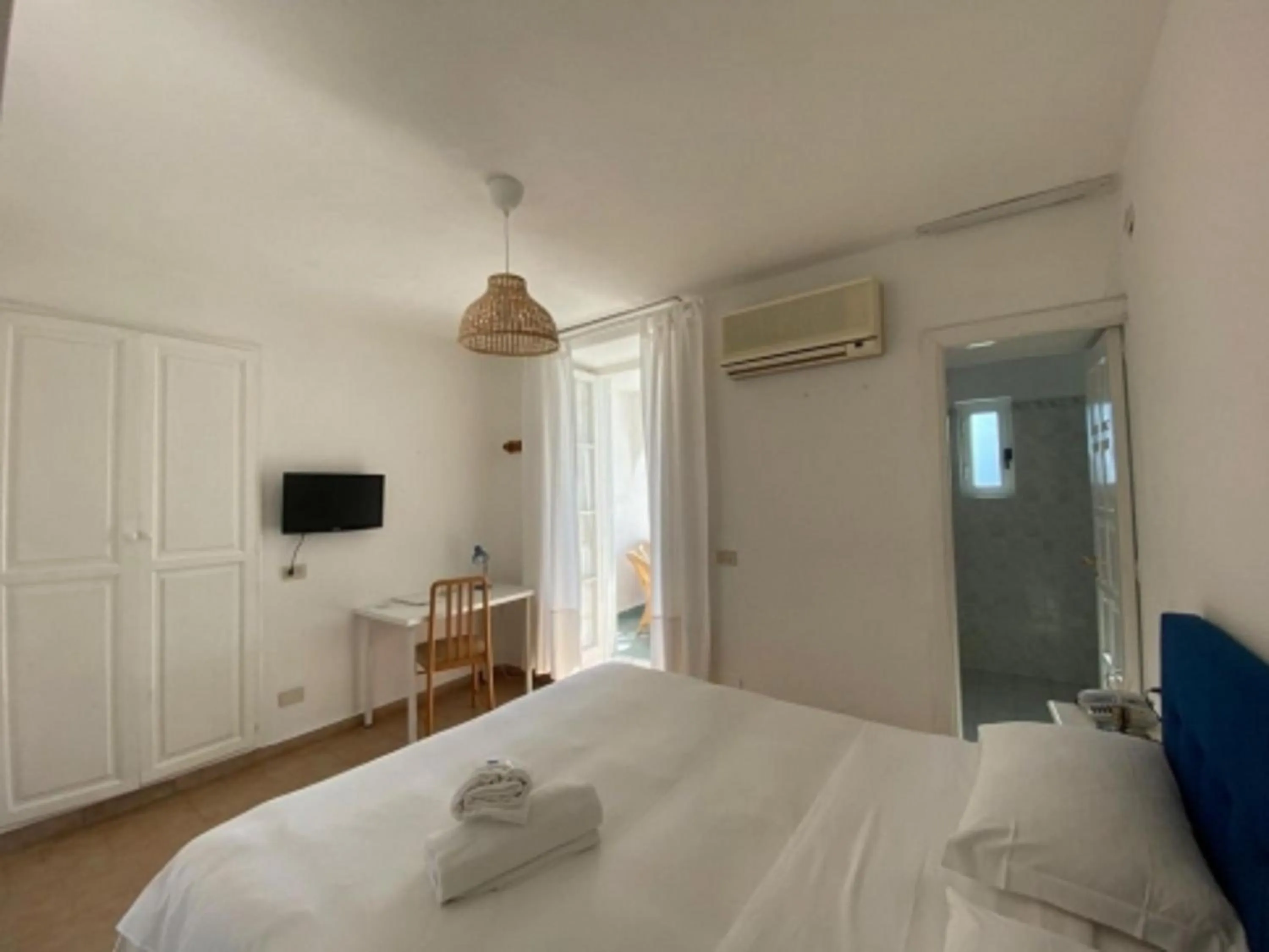 fireplace, Bed in Paradise Relais Villa Janto'