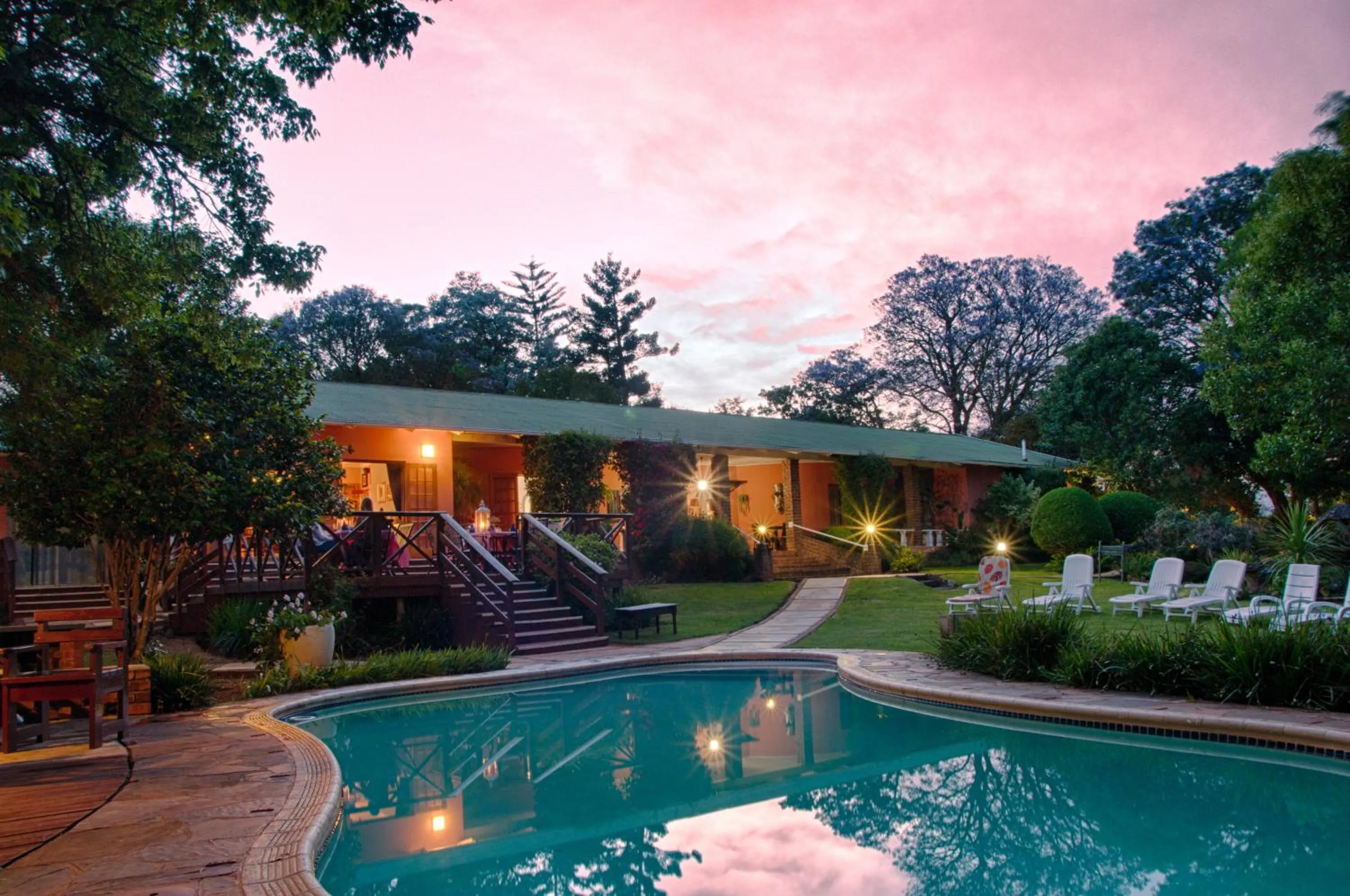 Patio in The Manderson Hotel and Conference Centre