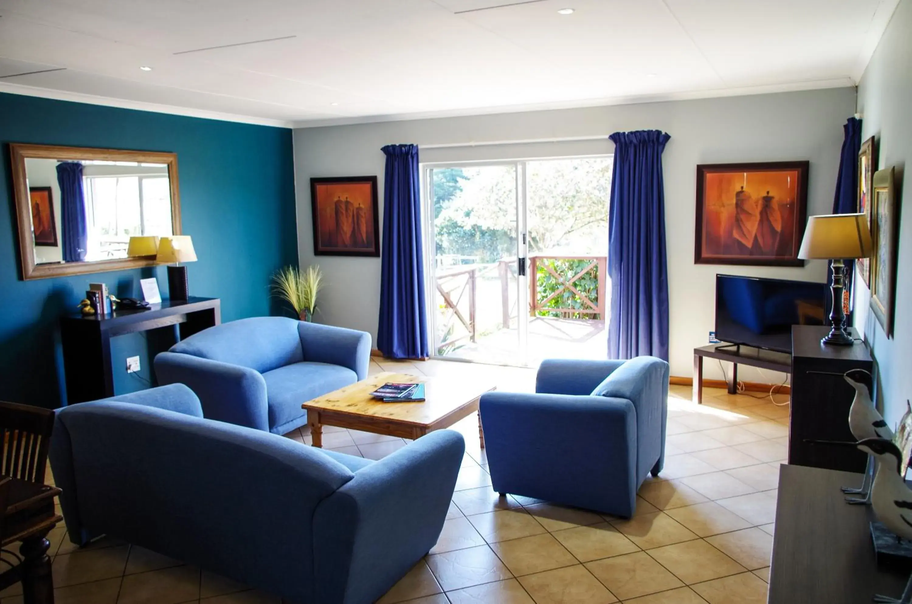 One-Bedroom Suite in The Manderson Hotel and Conference Centre One-Bedroom Suite in The Manderson Hotel and Conference Centre