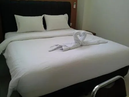 Bed in Guest Room Near Pasteur