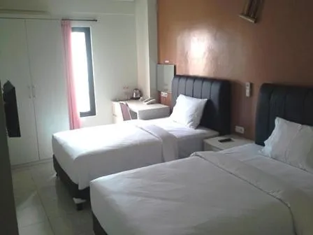 Bed in Guest Room Near Pasteur