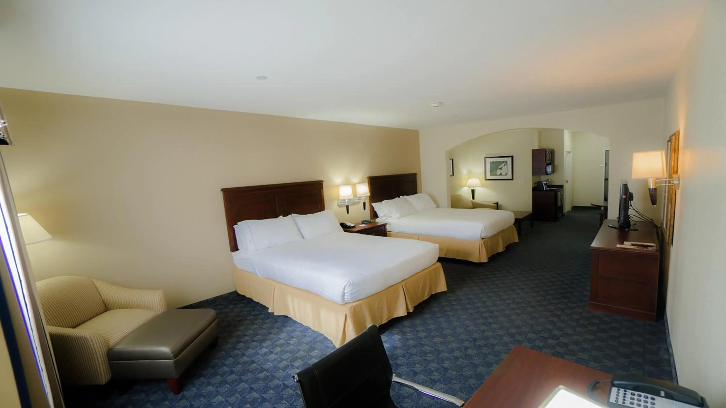 Photo of the whole room, Bed in Holiday Inn Express Hotel & Suites Pampa by IHG