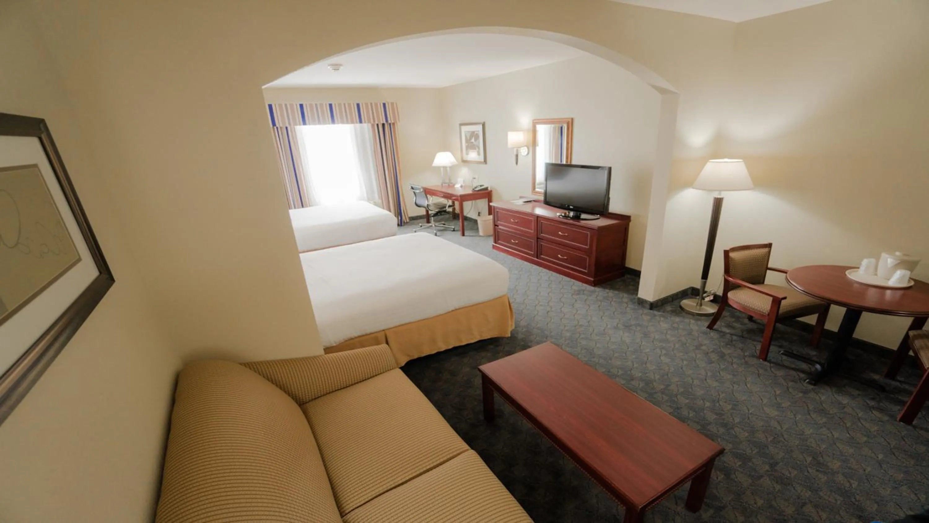 Photo of the whole room, Bed in Holiday Inn Express Hotel & Suites Pampa by IHG