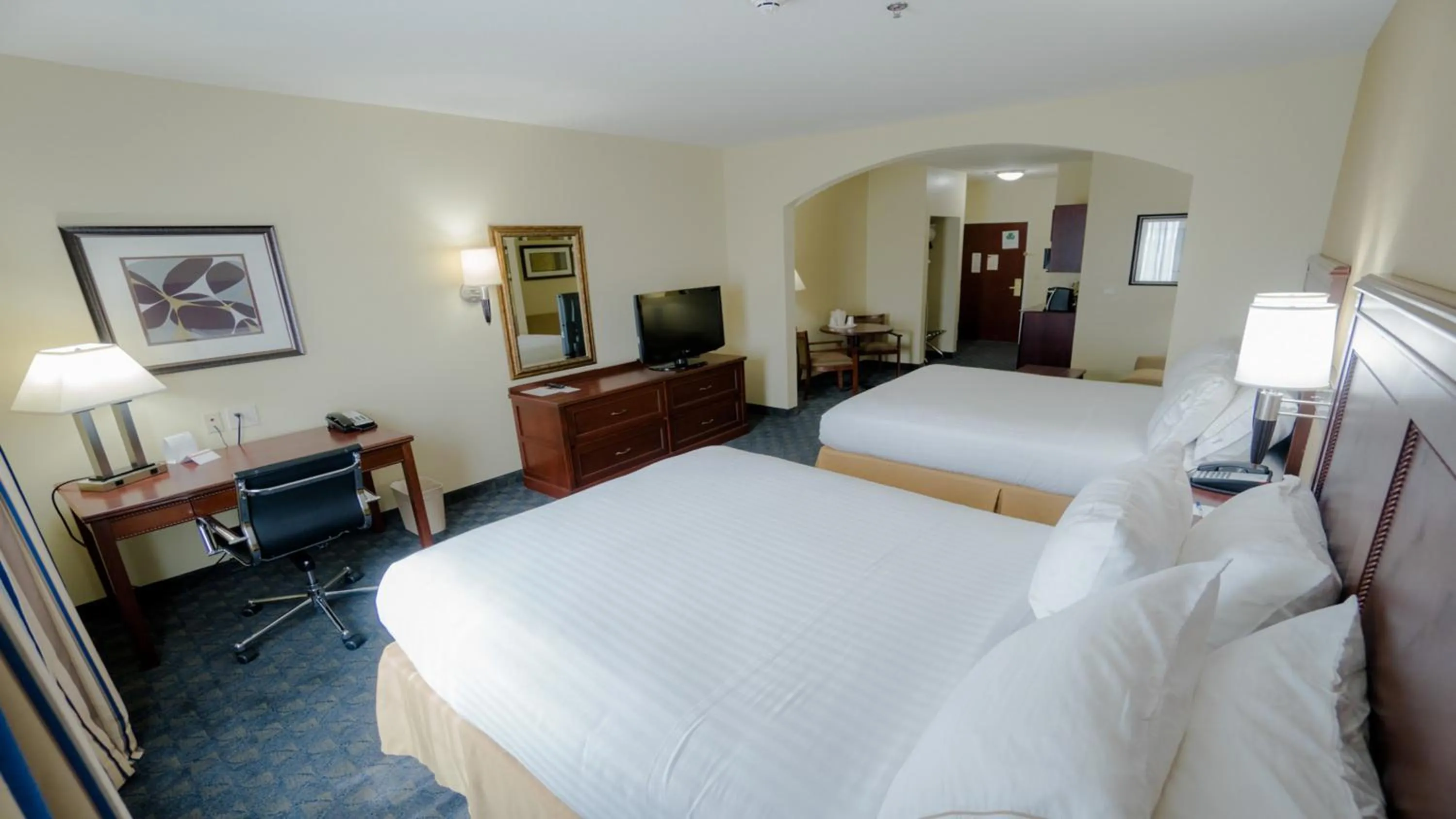 Photo of the whole room, Bed in Holiday Inn Express Hotel & Suites Pampa by IHG