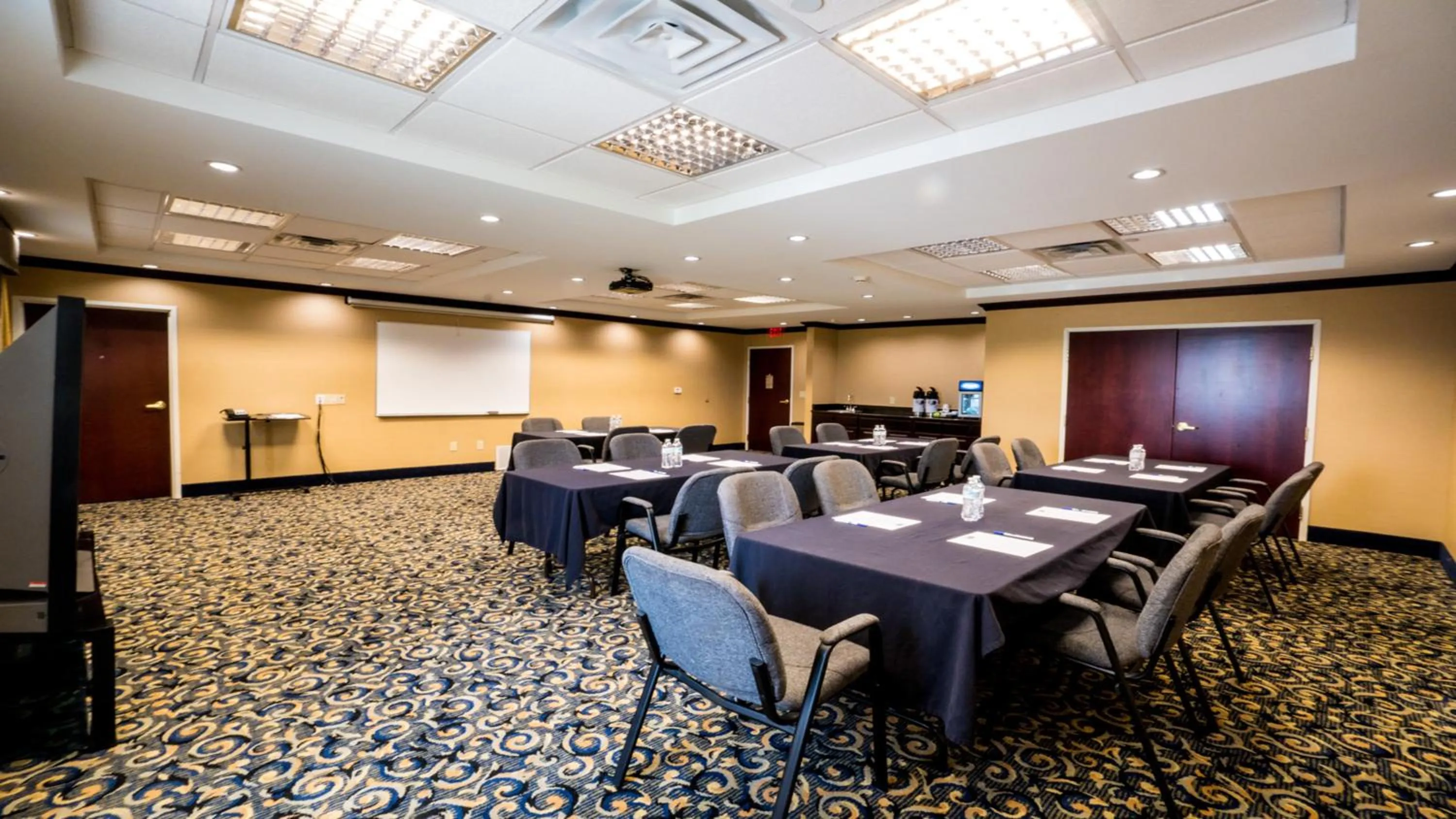 Meeting/conference room in Holiday Inn Express Hotel & Suites Pampa by IHG