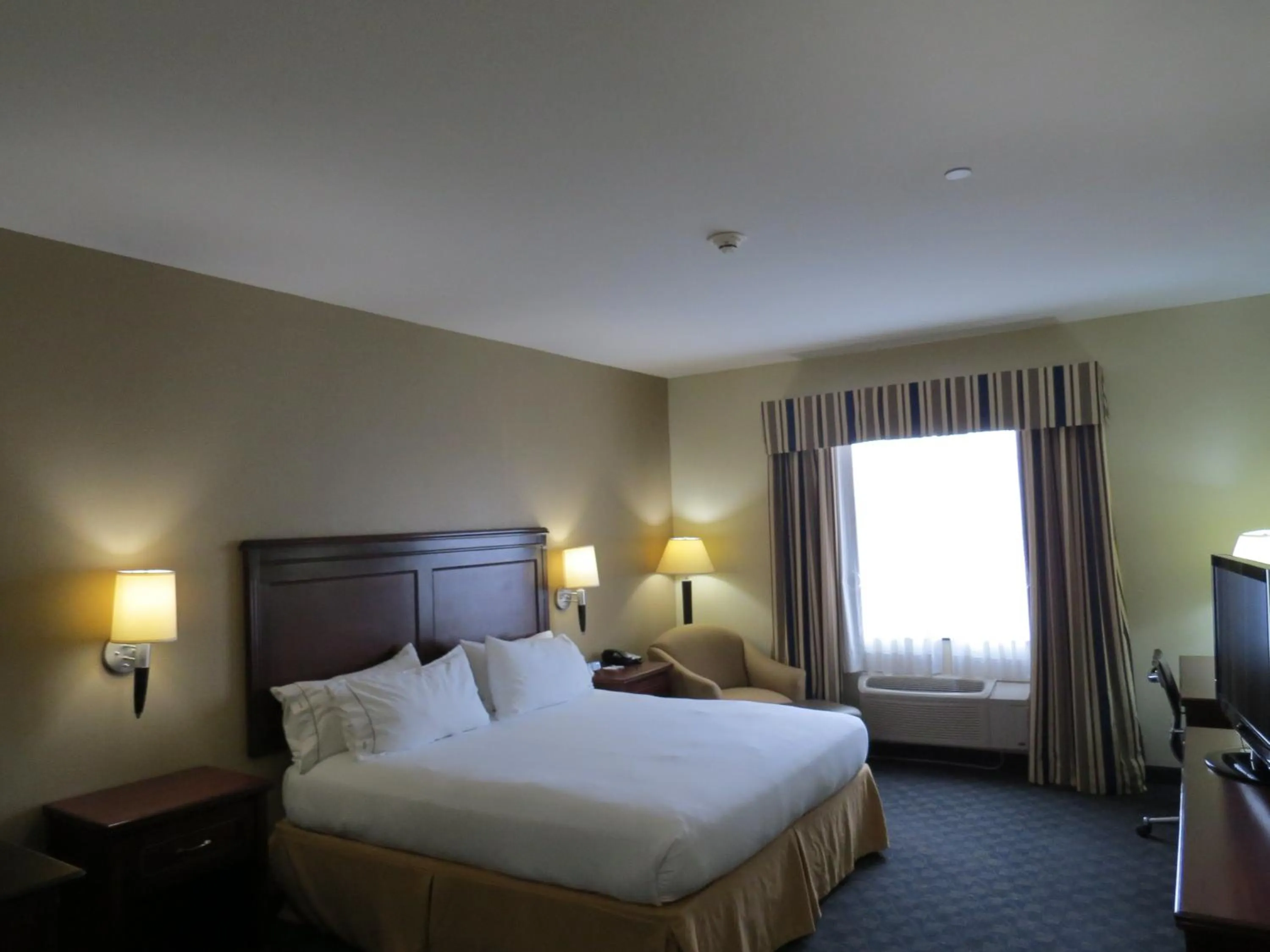 Photo of the whole room, Bed in Holiday Inn Express Hotel & Suites Pampa by IHG