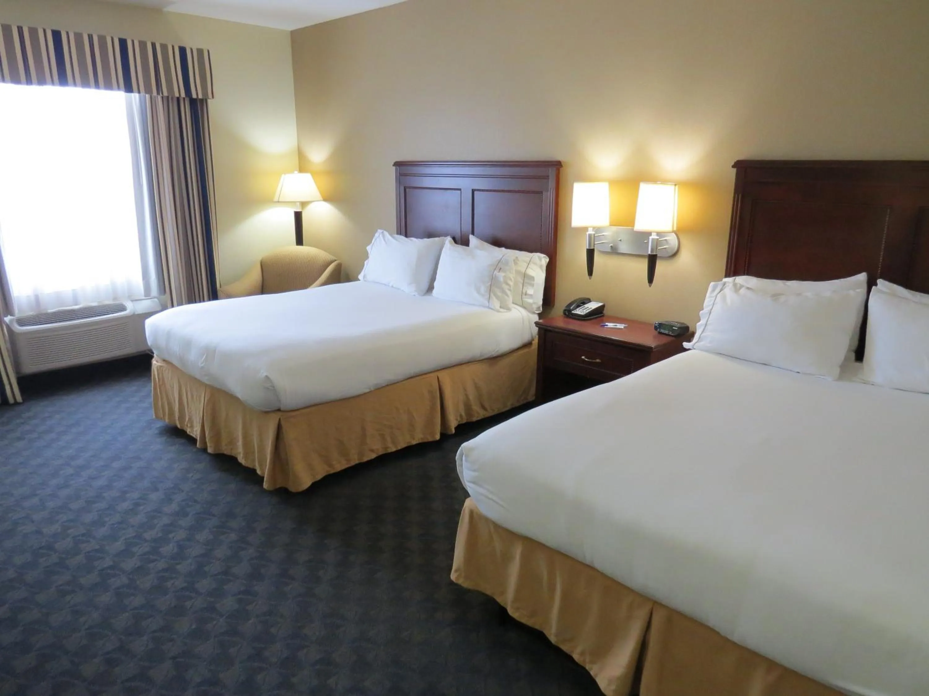 Photo of the whole room, Bed in Holiday Inn Express Hotel & Suites Pampa by IHG