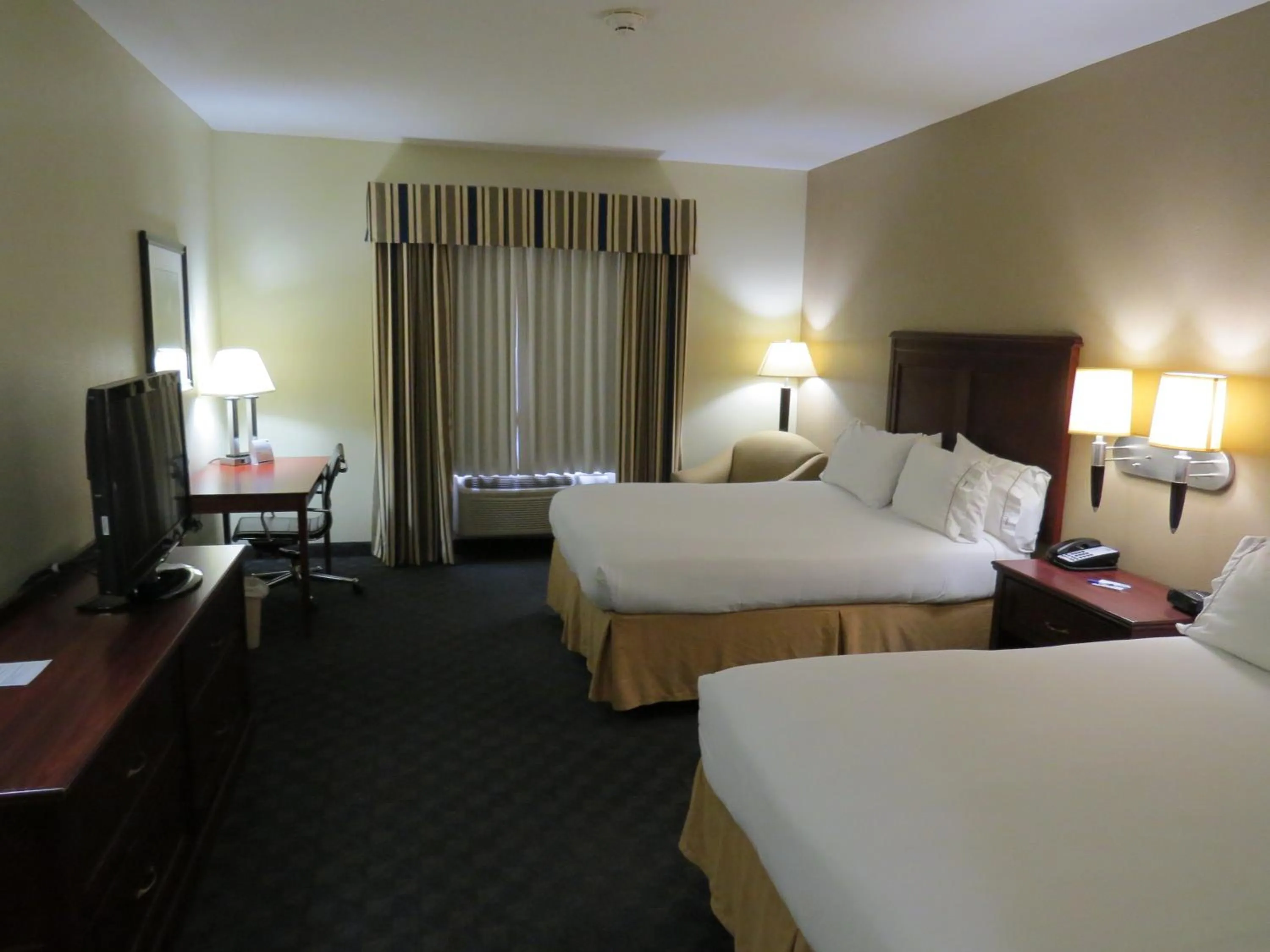 Photo of the whole room, Bed in Holiday Inn Express Hotel & Suites Pampa by IHG