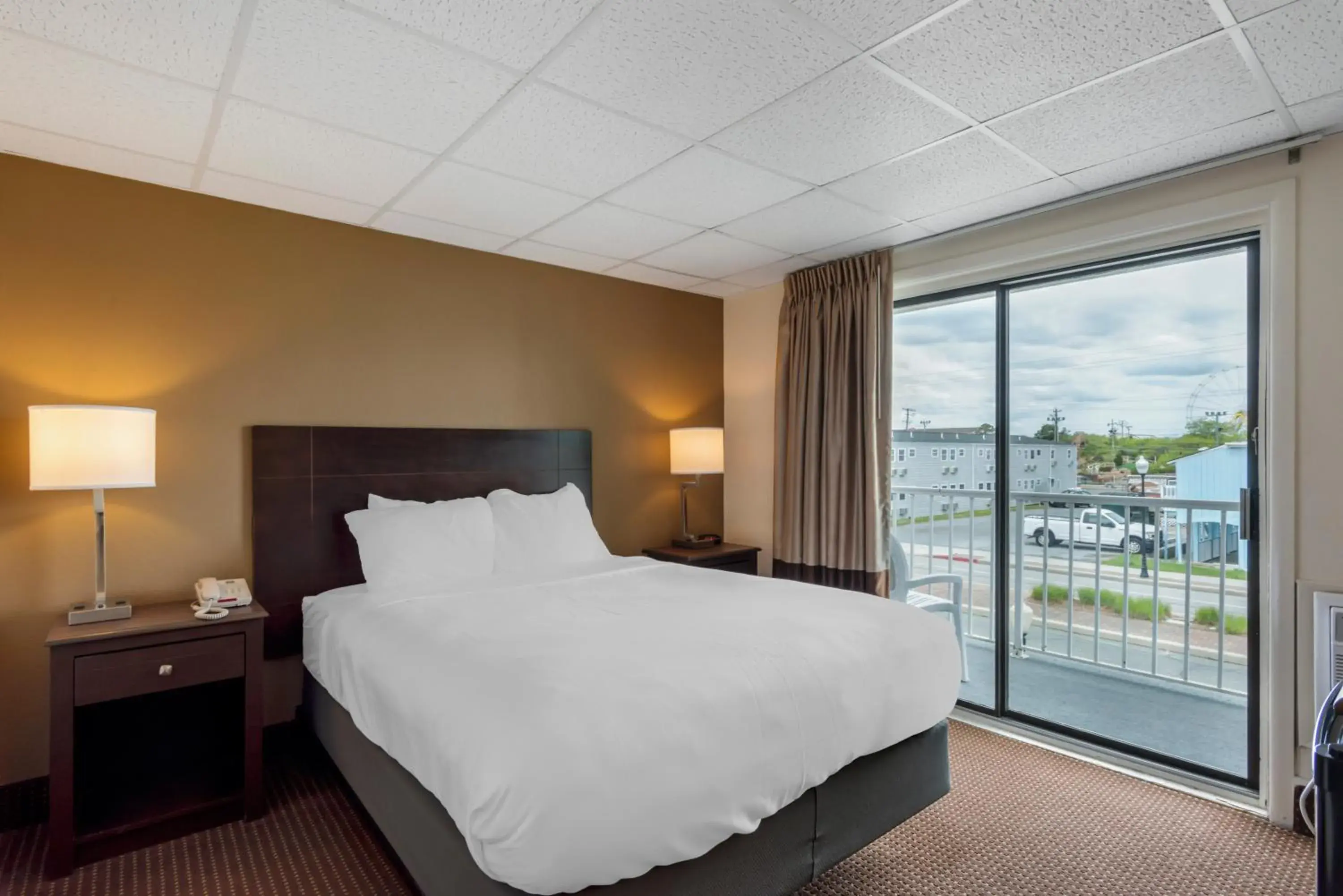 Queen Room with City View - Non Smoking/Exterior Hall in Quality Inn Ocean City Beachfront Queen Room with City View - Non Smoking/Exterior Hall in Quality Inn Ocean City Beachfront