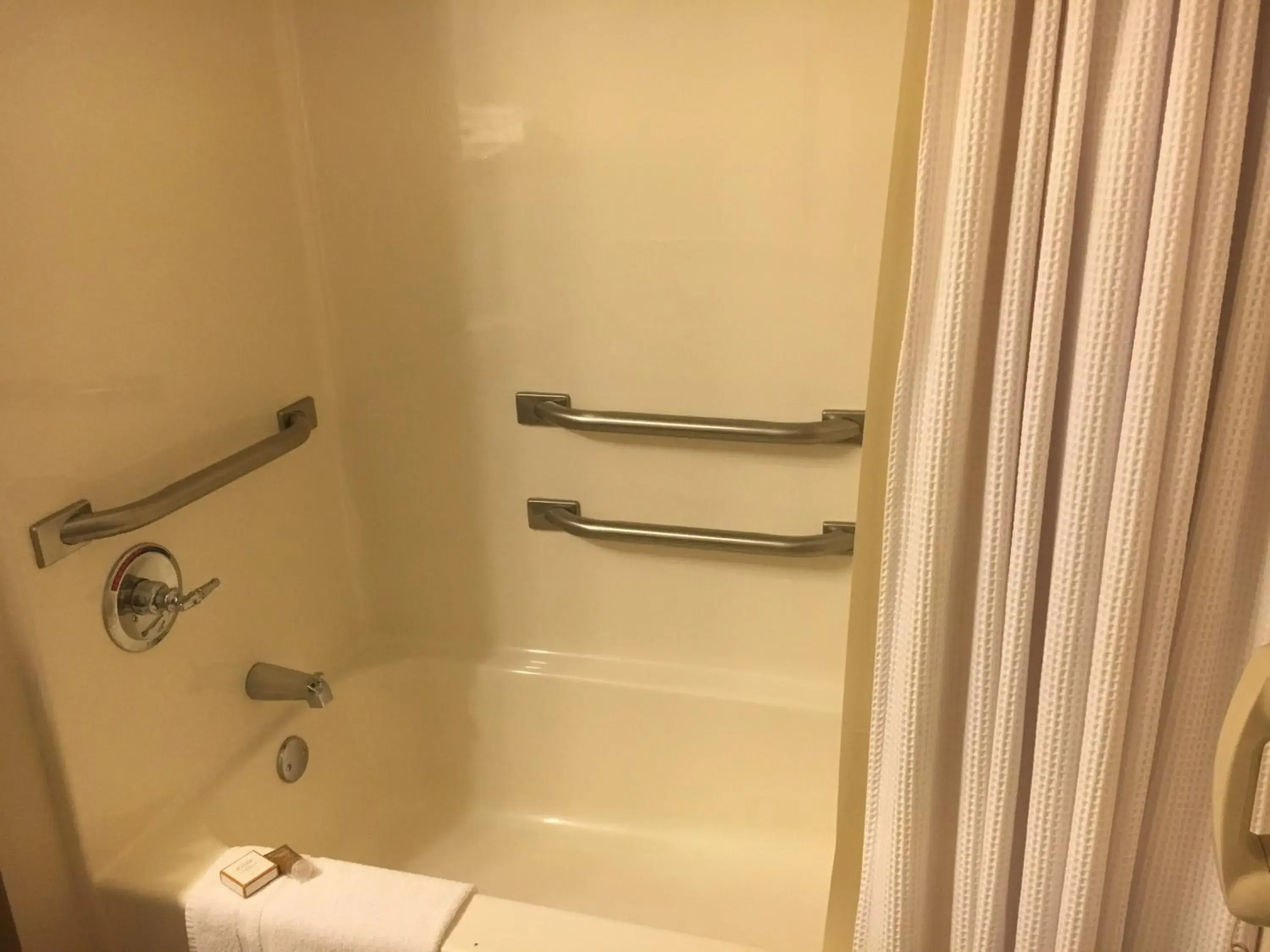 Queen Room - Disability Access in Hotel Grand Victorian Queen Room - Disability Access in Hotel Grand Victorian