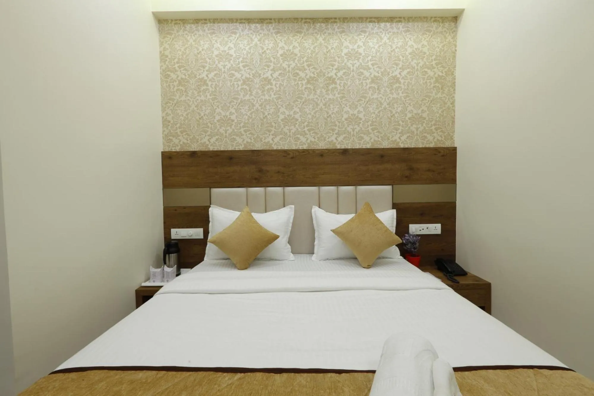 Bed in Hotel Alka Inn