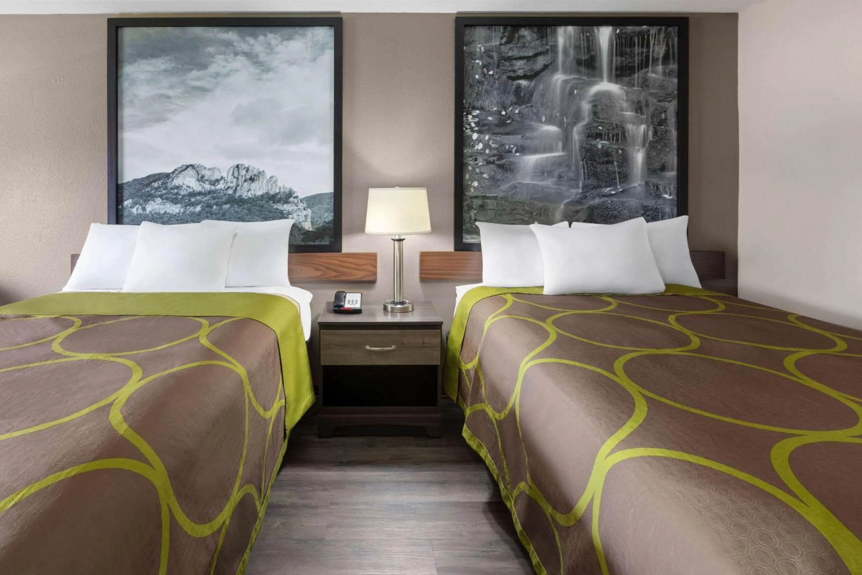 Photo of the whole room, Bed in Super 8 by Wyndham Bridgeport/Clarksburg Area