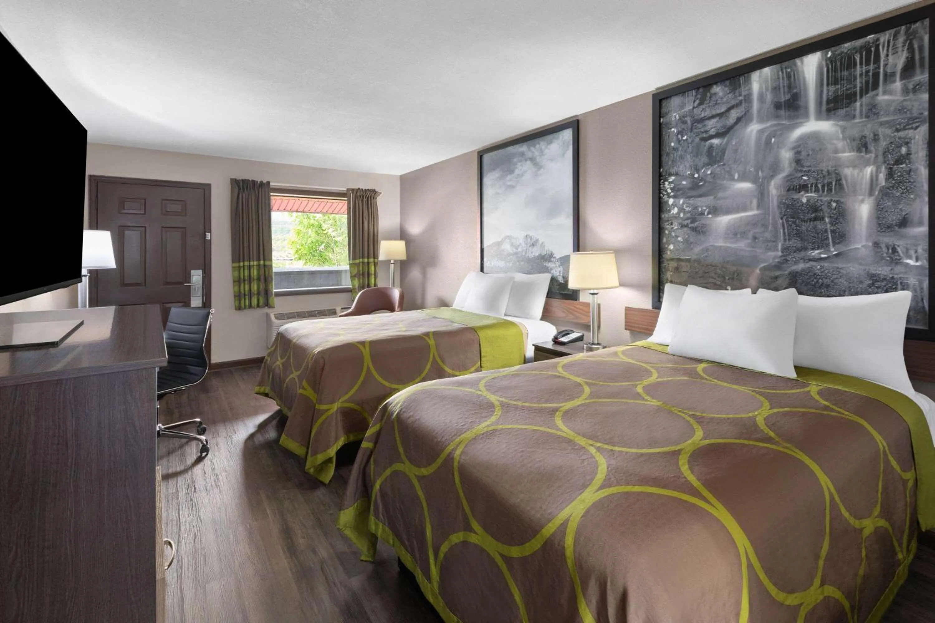 Photo of the whole room, Bed in Super 8 by Wyndham Bridgeport/Clarksburg Area