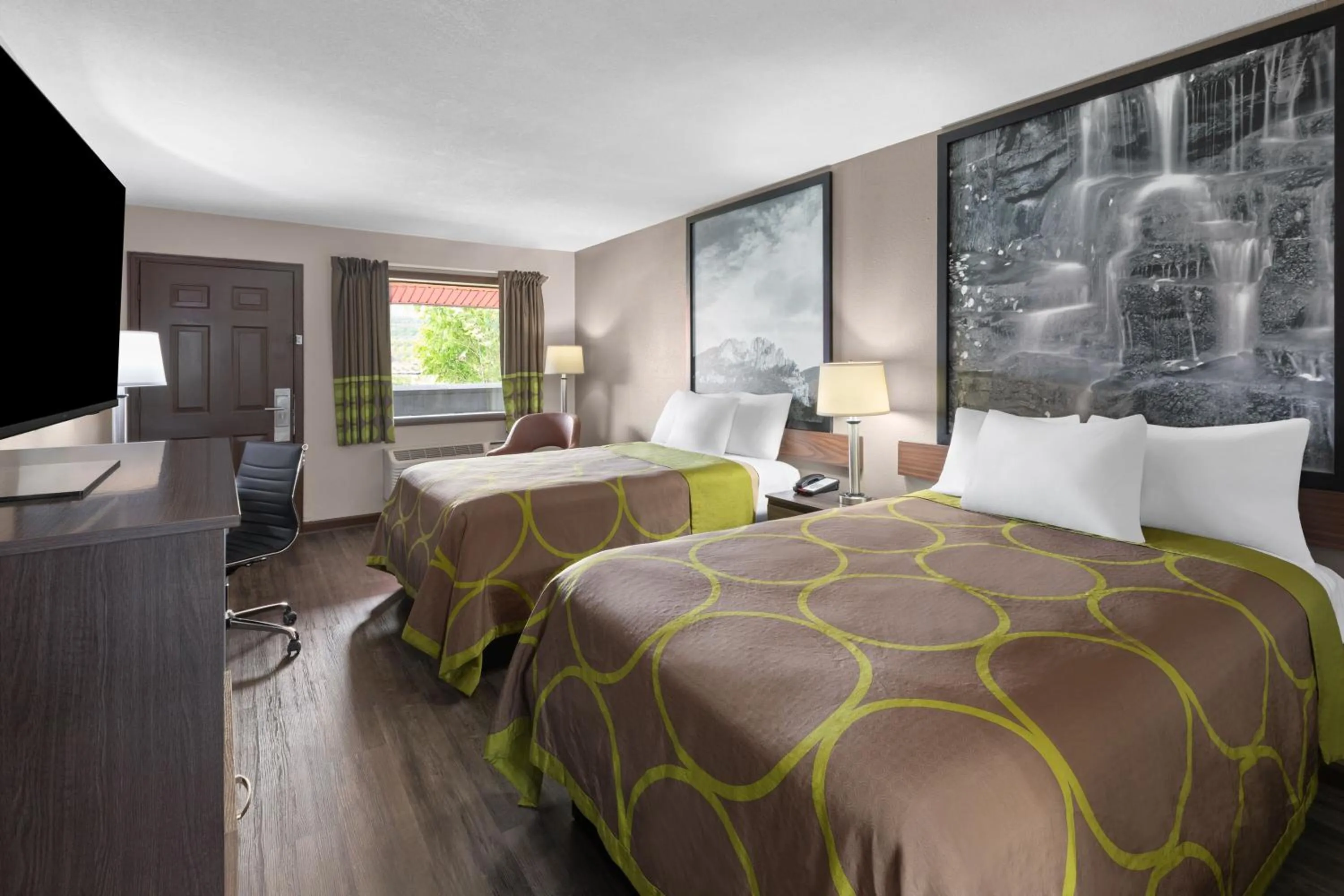 Guests, Bed in Super 8 by Wyndham Bridgeport/Clarksburg Area