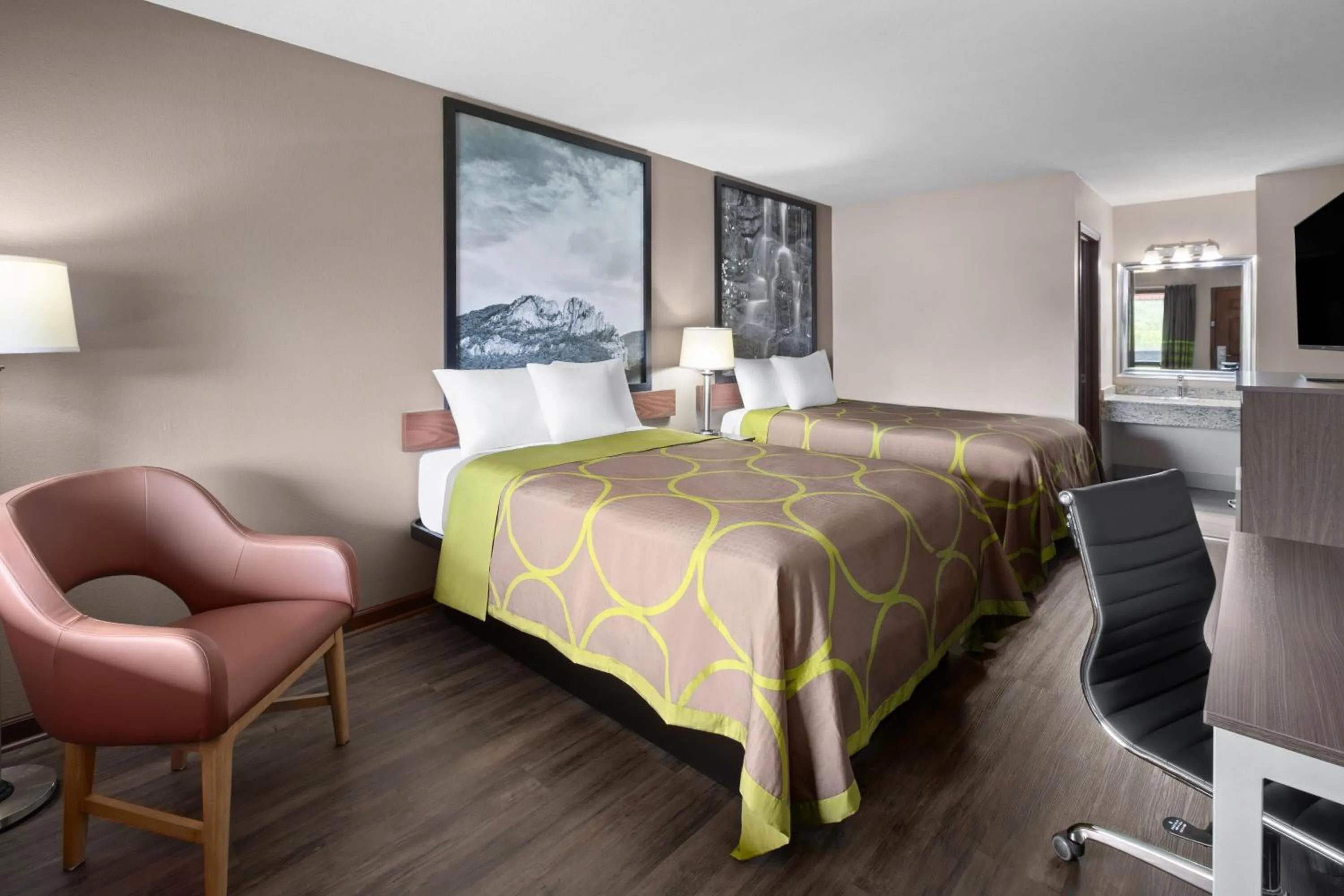 Guests, Bed in Super 8 by Wyndham Bridgeport/Clarksburg Area