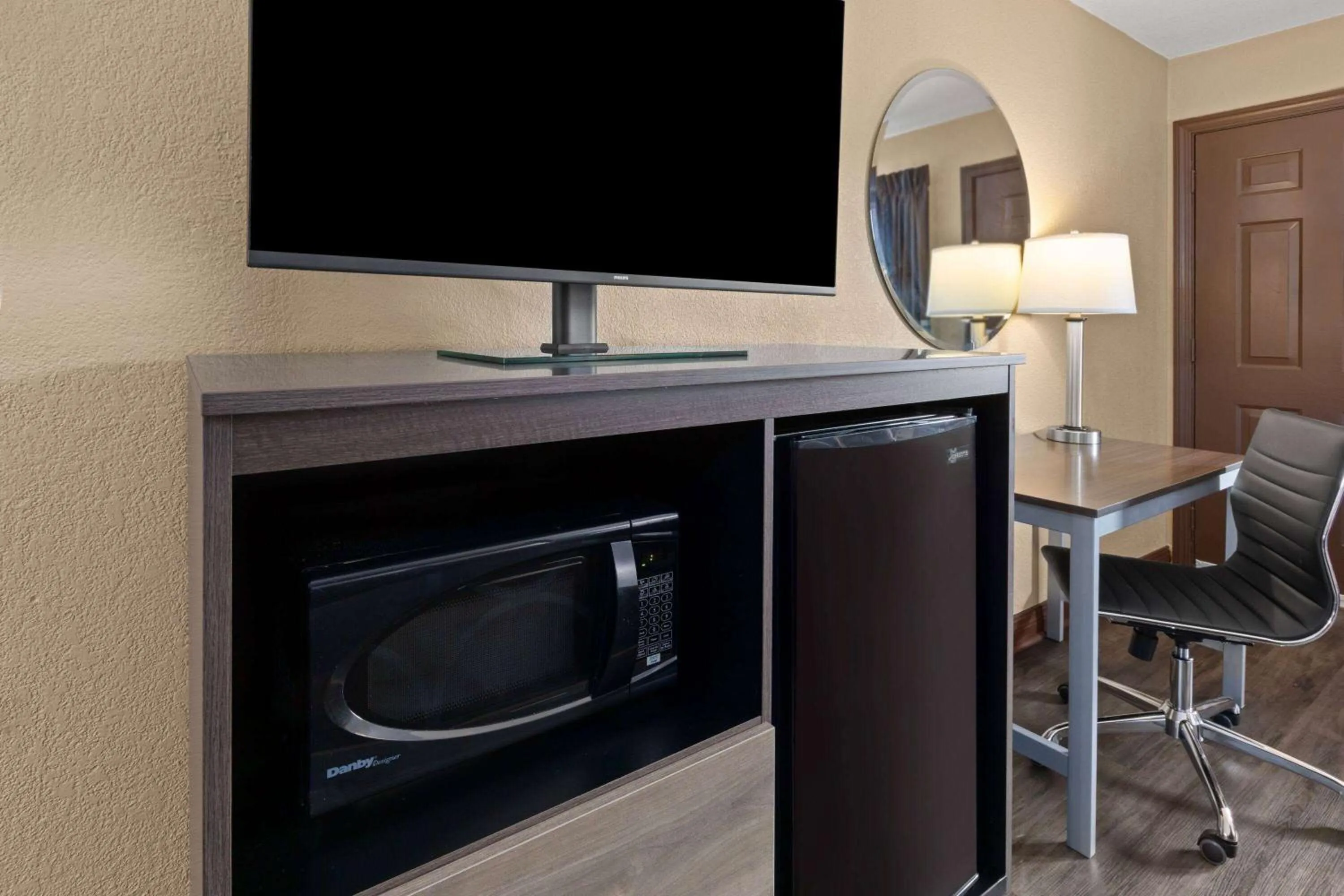 Photo of the whole room in Super 8 by Wyndham Bridgeport/Clarksburg Area