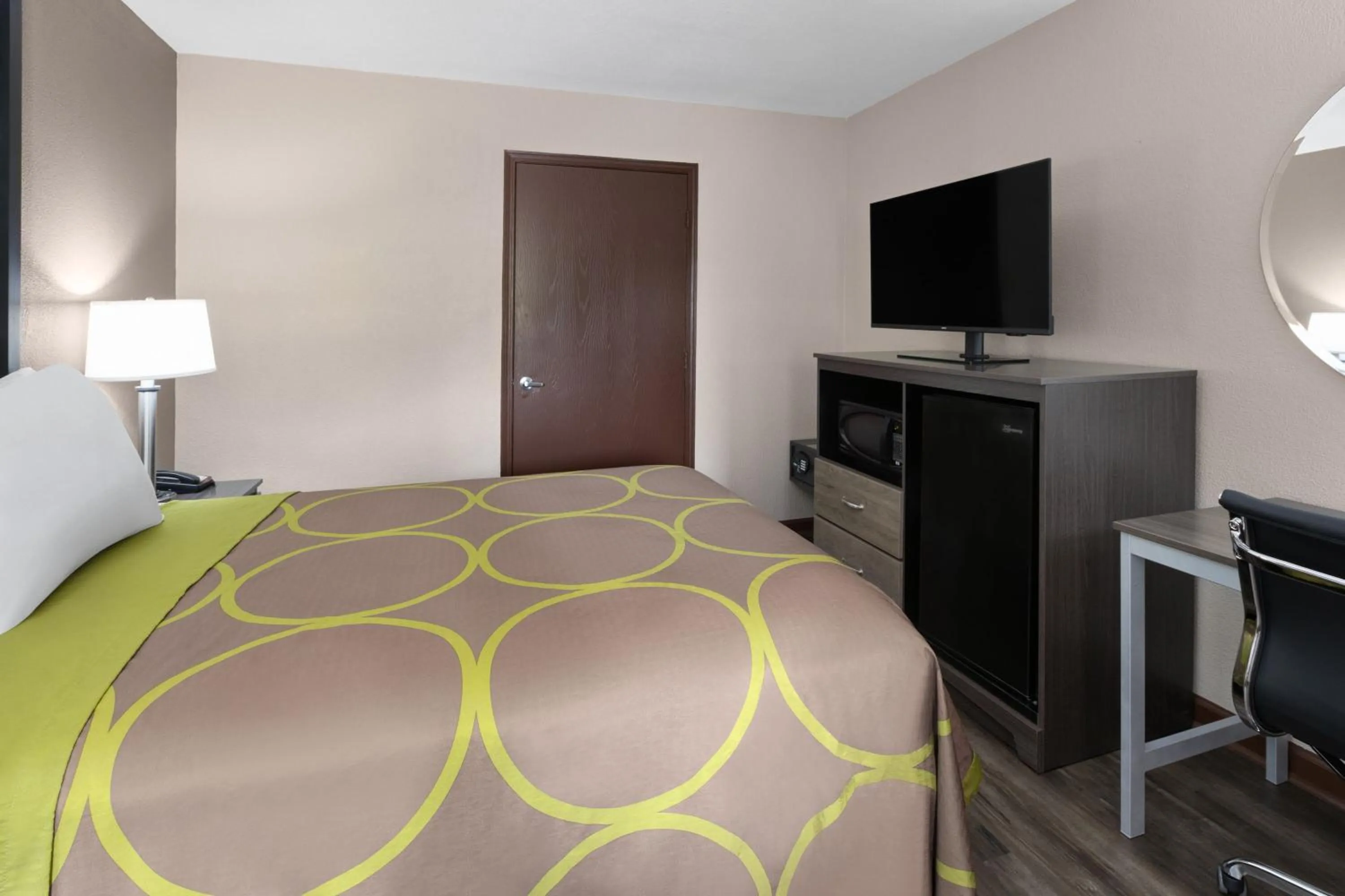 Guests, Bed in Super 8 by Wyndham Bridgeport/Clarksburg Area