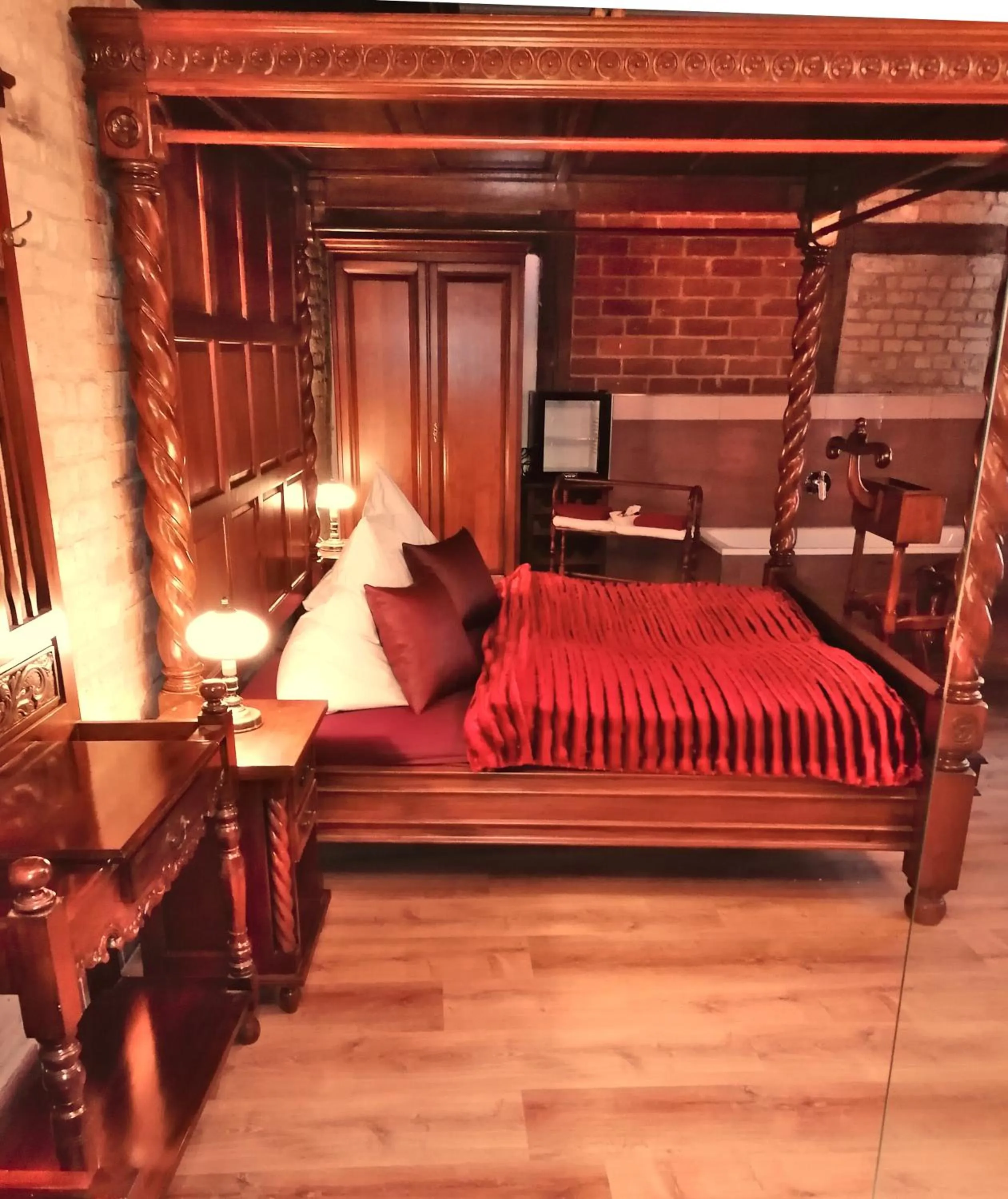 Photo of the whole room, Bed in Hotel Denkmal 13 Rostock - Kaufmannshaus Krahnstöver