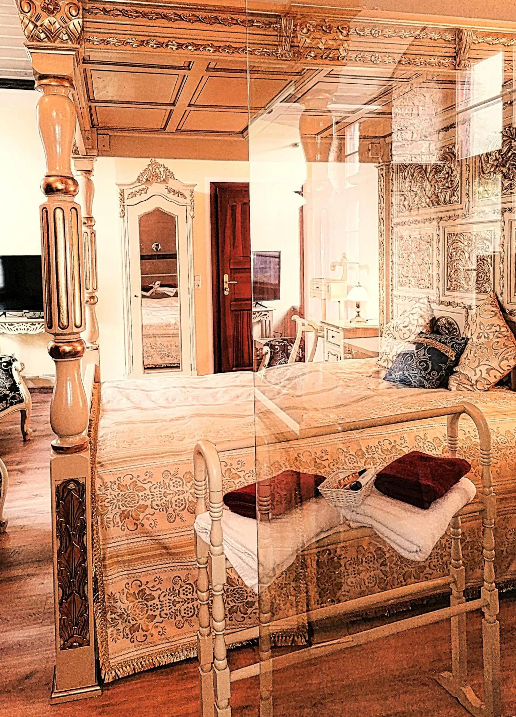 Photo of the whole room, Bed in Hotel Denkmal 13 Rostock - Kaufmannshaus Krahnstöver