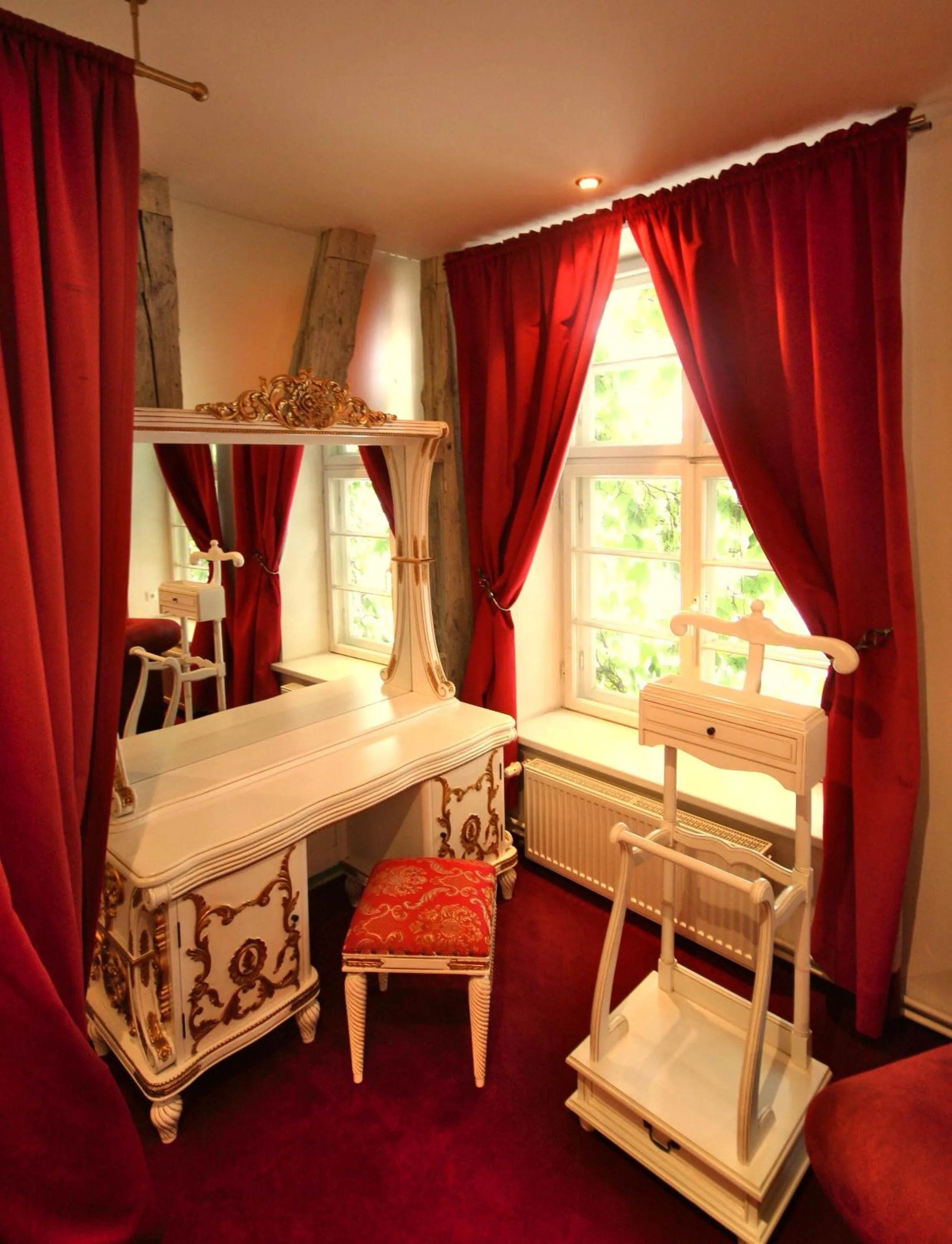 Photo of the whole room, Bed in Hotel Denkmal 13 Rostock - Kaufmannshaus Krahnstöver